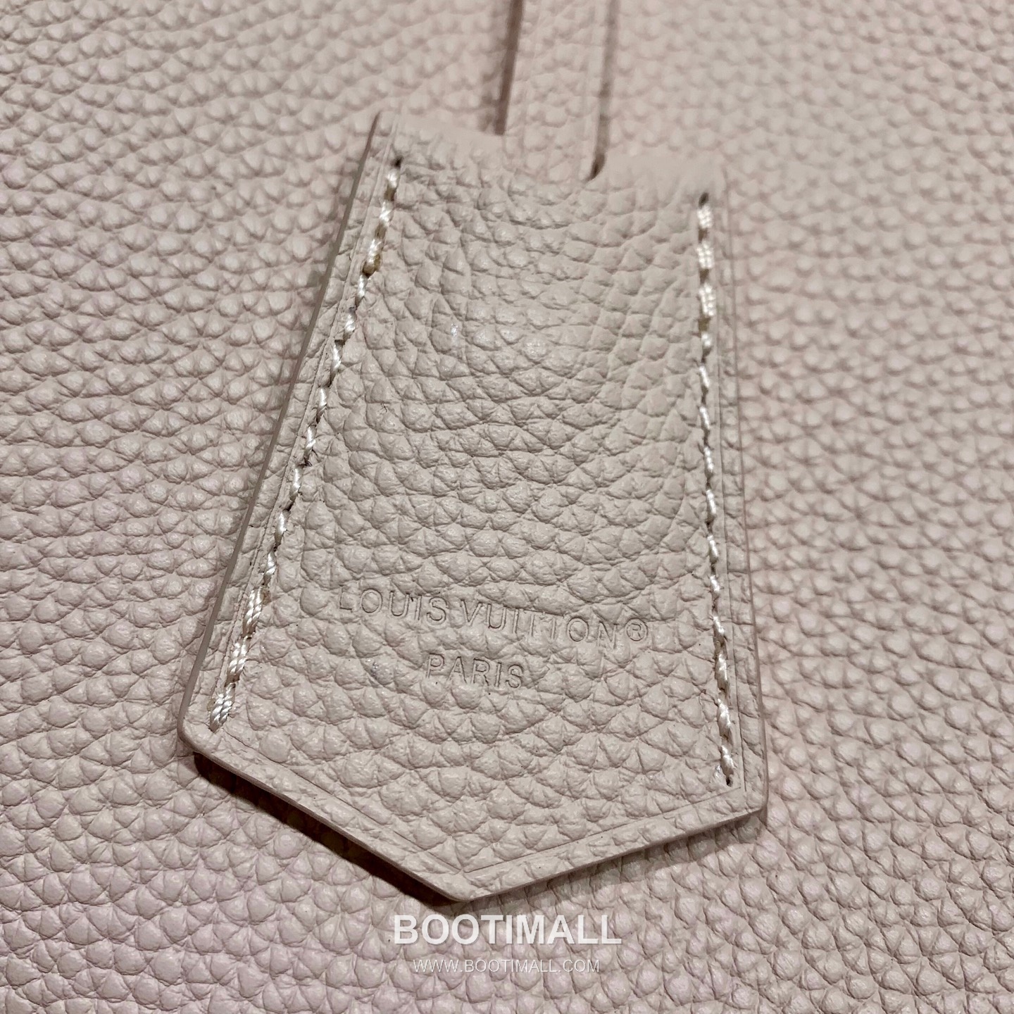 루이비통 카퓌신 라지 타우릴론 풀그레인 레더 V로고 플랩 핑크 토트백 Louis Vuitton Capucines Large Taurillon Full Grain Leather V Logo Flap Pink Tote Bag M26322 37.5cm 16
