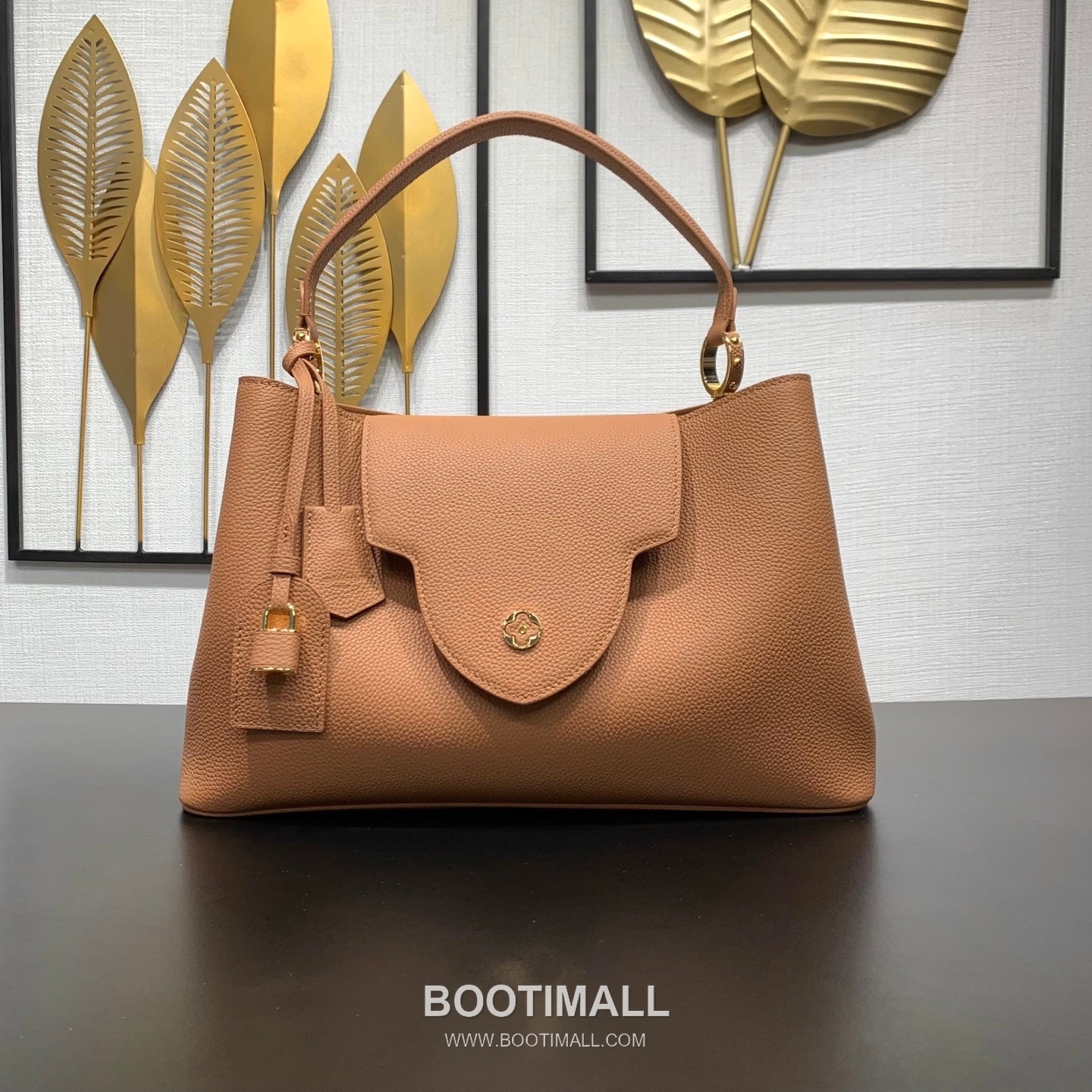 루이비통 카퓌신 라지 타우릴론 풀그레인 레더 V로고 플랩 그레이 토트백 Louis Vuitton Capucines Large Taurillon Full Grain Leather V Logo Flap Grey Tote Bag M26259 37.5cm 1