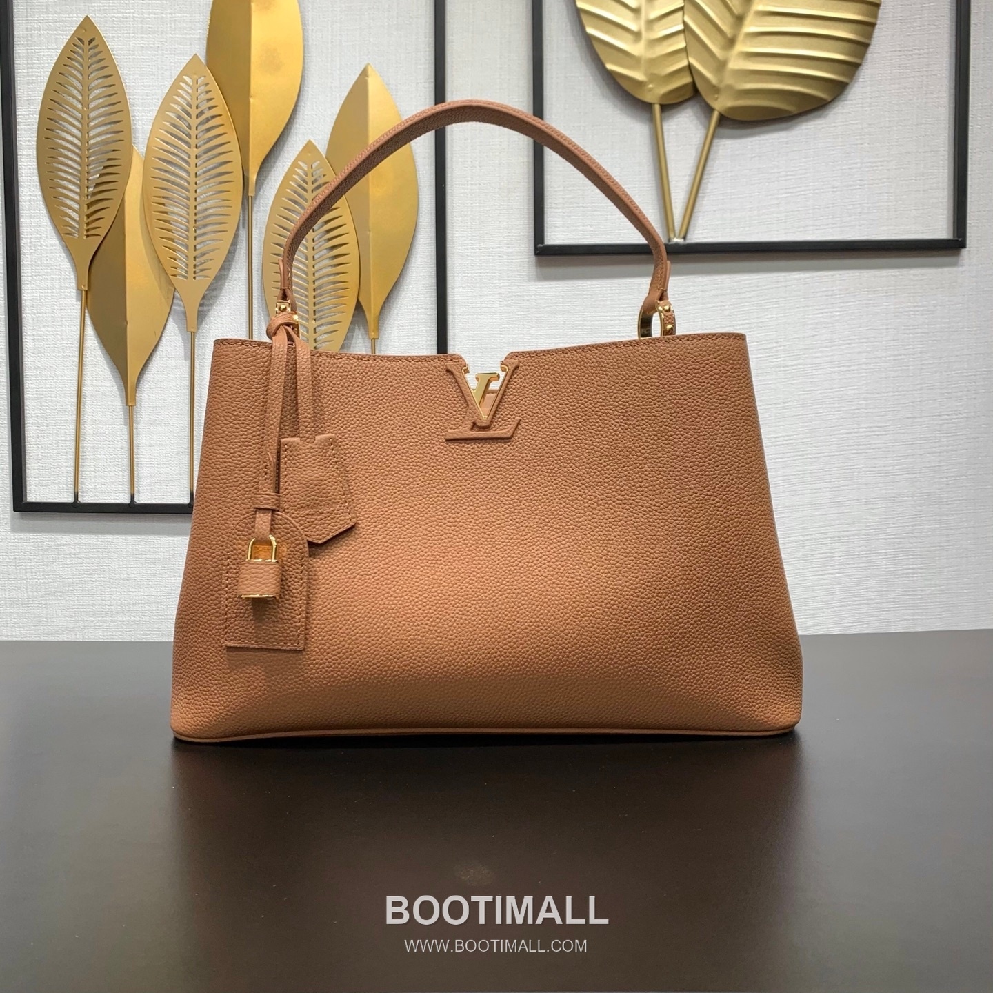 루이비통 카퓌신 라지 타우릴론 풀그레인 레더 V로고 플랩 그레이 토트백 Louis Vuitton Capucines Large Taurillon Full Grain Leather V Logo Flap Grey Tote Bag M26259 37.5cm 2