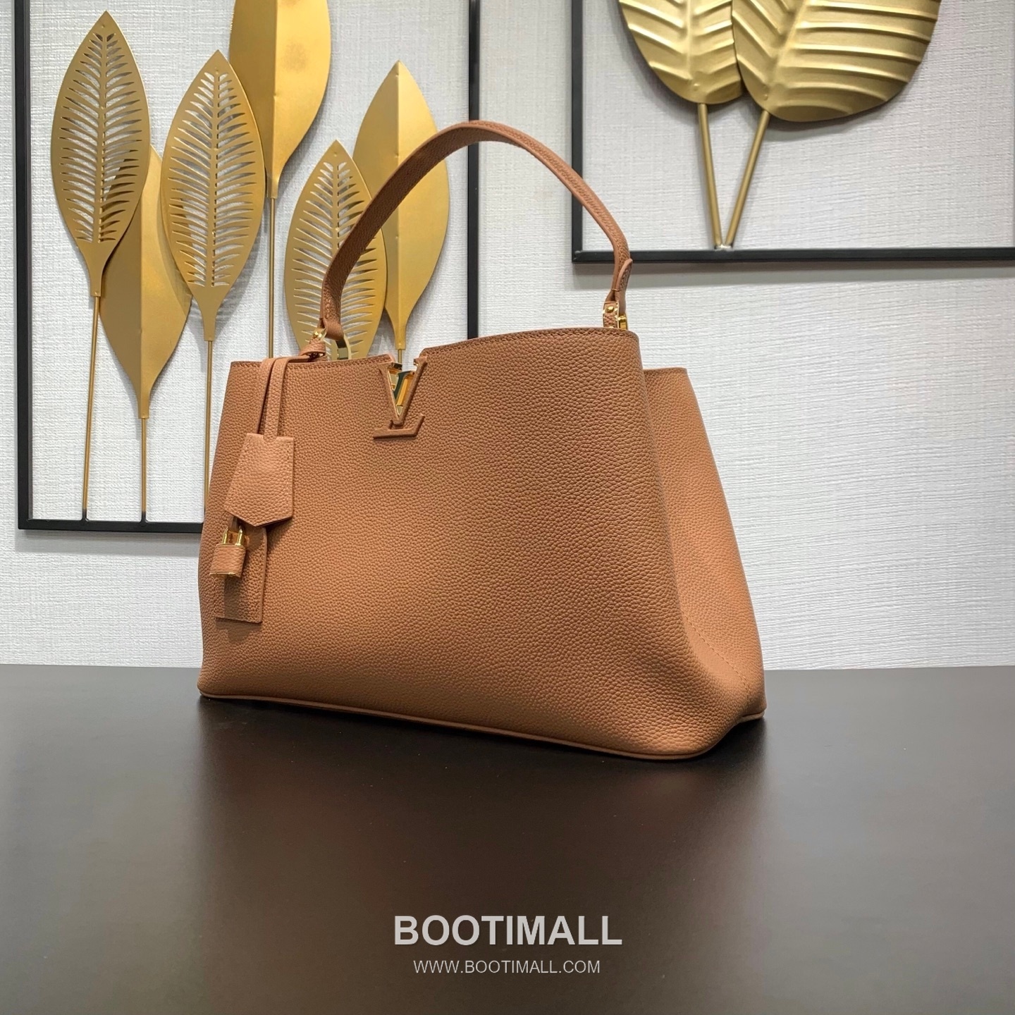 루이비통 카퓌신 라지 타우릴론 풀그레인 레더 V로고 플랩 그레이 토트백 Louis Vuitton Capucines Large Taurillon Full Grain Leather V Logo Flap Grey Tote Bag M26259 37.5cm 3