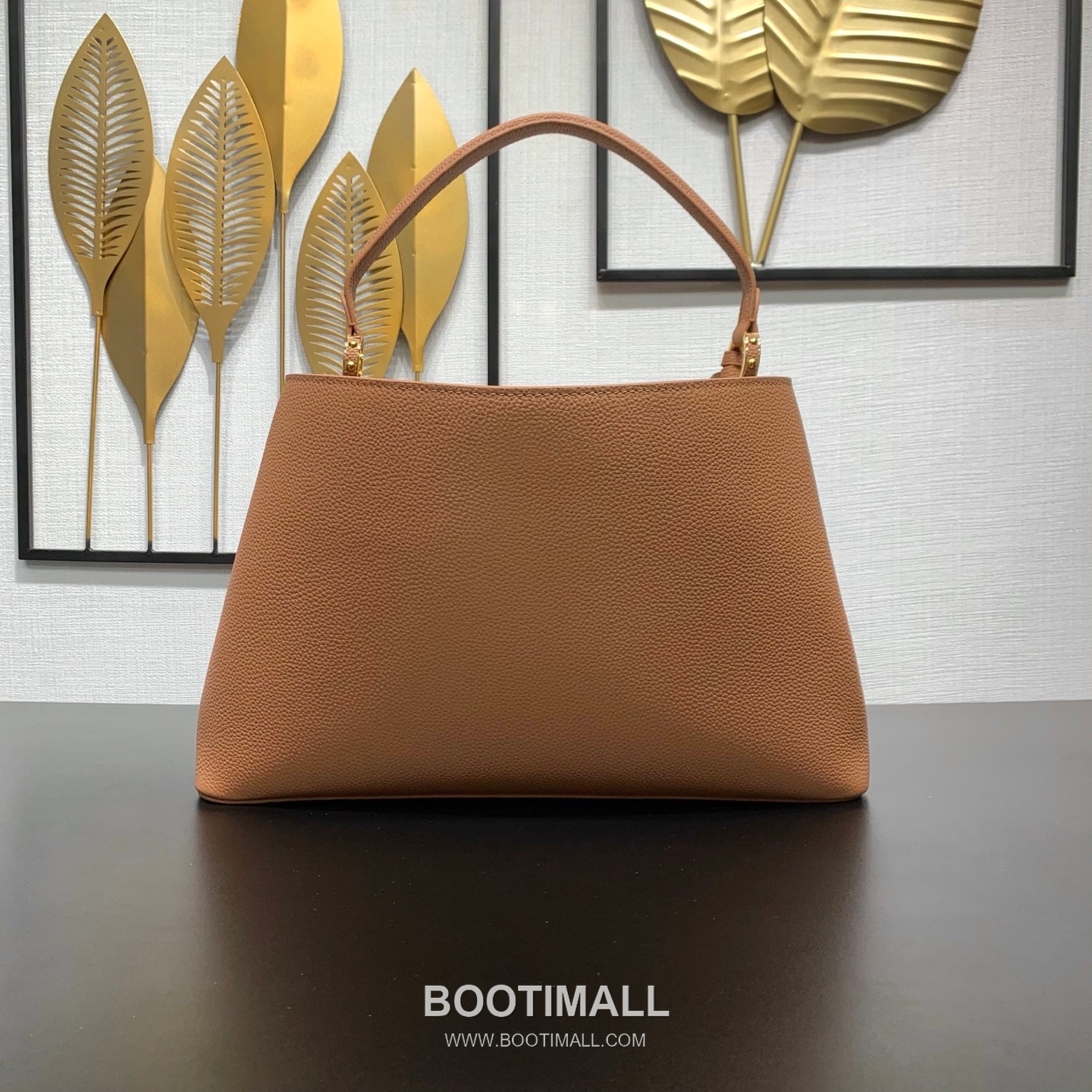 루이비통 카퓌신 라지 타우릴론 풀그레인 레더 V로고 플랩 그레이 토트백 Louis Vuitton Capucines Large Taurillon Full Grain Leather V Logo Flap Grey Tote Bag M26259 37.5cm 4