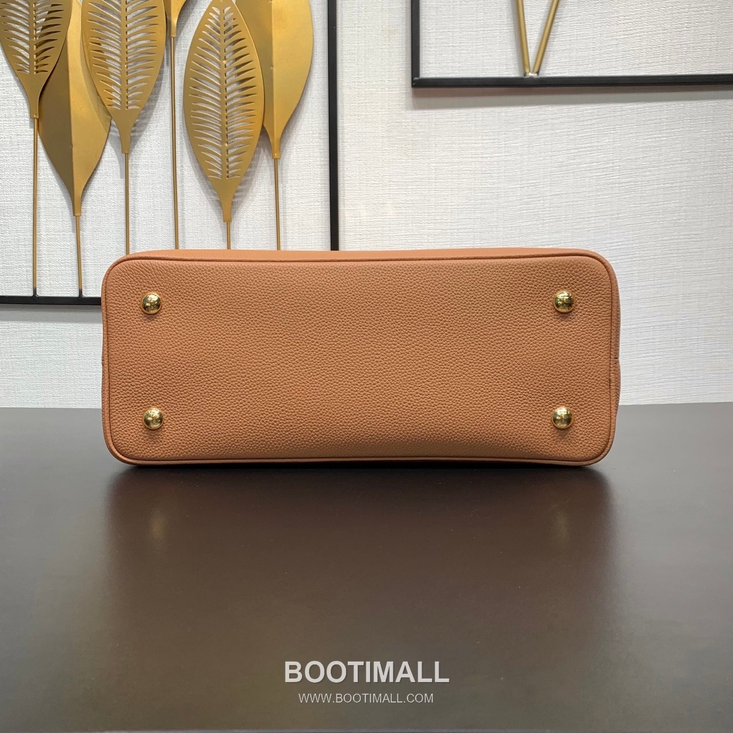 루이비통 카퓌신 라지 타우릴론 풀그레인 레더 V로고 플랩 그레이 토트백 Louis Vuitton Capucines Large Taurillon Full Grain Leather V Logo Flap Grey Tote Bag M26259 37.5cm 5