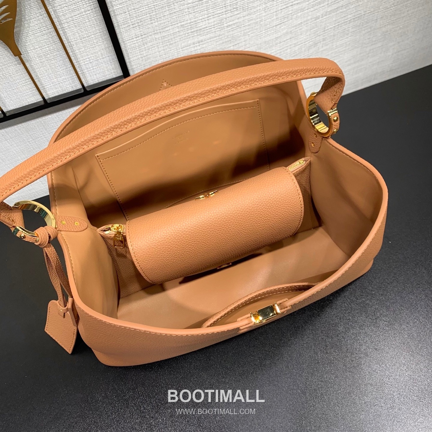 루이비통 카퓌신 라지 타우릴론 풀그레인 레더 V로고 플랩 그레이 토트백 Louis Vuitton Capucines Large Taurillon Full Grain Leather V Logo Flap Grey Tote Bag M26259 37.5cm 6