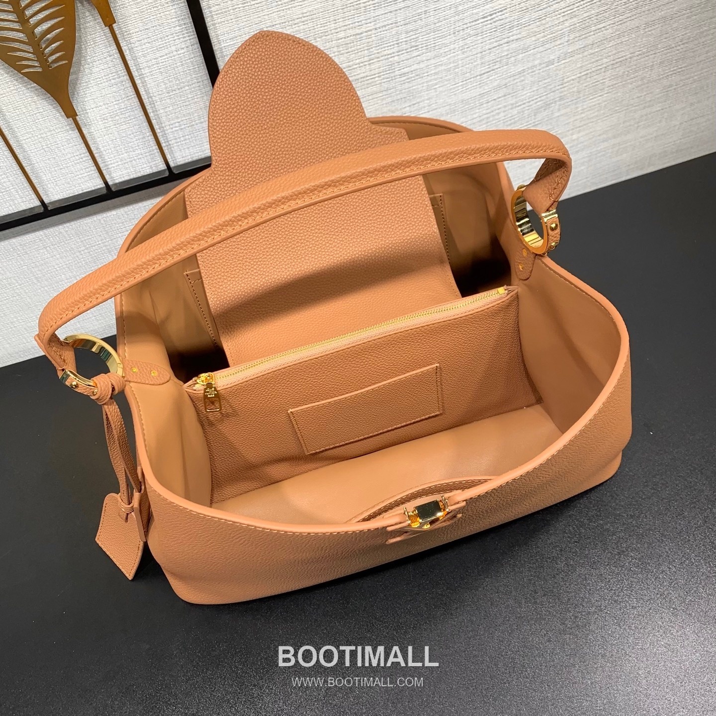 루이비통 카퓌신 라지 타우릴론 풀그레인 레더 V로고 플랩 그레이 토트백 Louis Vuitton Capucines Large Taurillon Full Grain Leather V Logo Flap Grey Tote Bag M26259 37.5cm 7