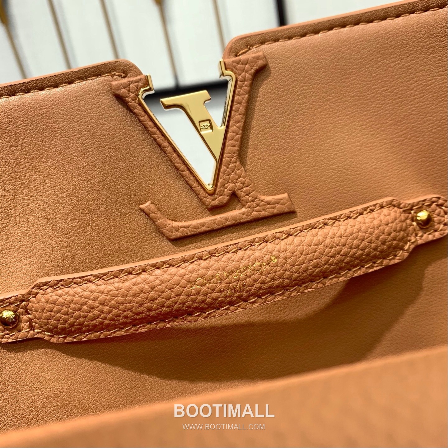 루이비통 카퓌신 라지 타우릴론 풀그레인 레더 V로고 플랩 그레이 토트백 Louis Vuitton Capucines Large Taurillon Full Grain Leather V Logo Flap Grey Tote Bag M26259 37.5cm 9