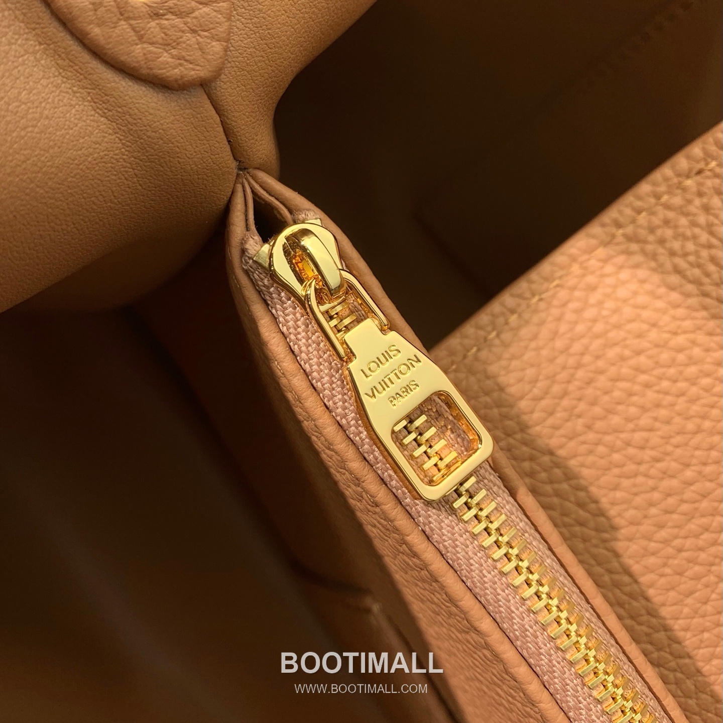 루이비통 카퓌신 라지 타우릴론 풀그레인 레더 V로고 플랩 그레이 토트백 Louis Vuitton Capucines Large Taurillon Full Grain Leather V Logo Flap Grey Tote Bag M26259 37.5cm 10