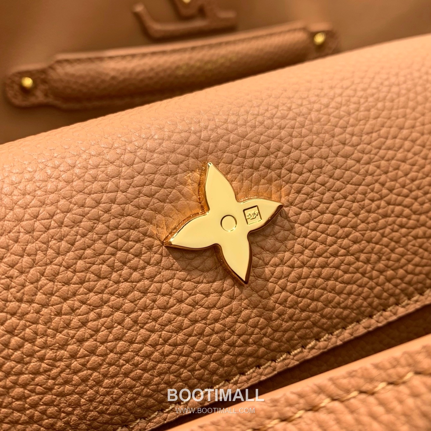 루이비통 카퓌신 라지 타우릴론 풀그레인 레더 V로고 플랩 그레이 토트백 Louis Vuitton Capucines Large Taurillon Full Grain Leather V Logo Flap Grey Tote Bag M26259 37.5cm 11