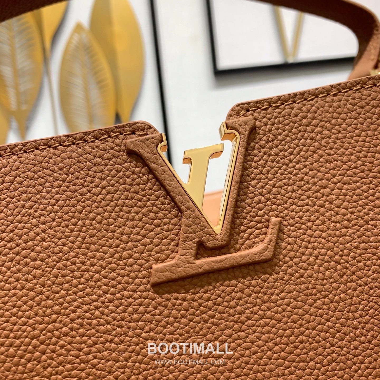 루이비통 카퓌신 라지 타우릴론 풀그레인 레더 V로고 플랩 그레이 토트백 Louis Vuitton Capucines Large Taurillon Full Grain Leather V Logo Flap Grey Tote Bag M26259 37.5cm 12