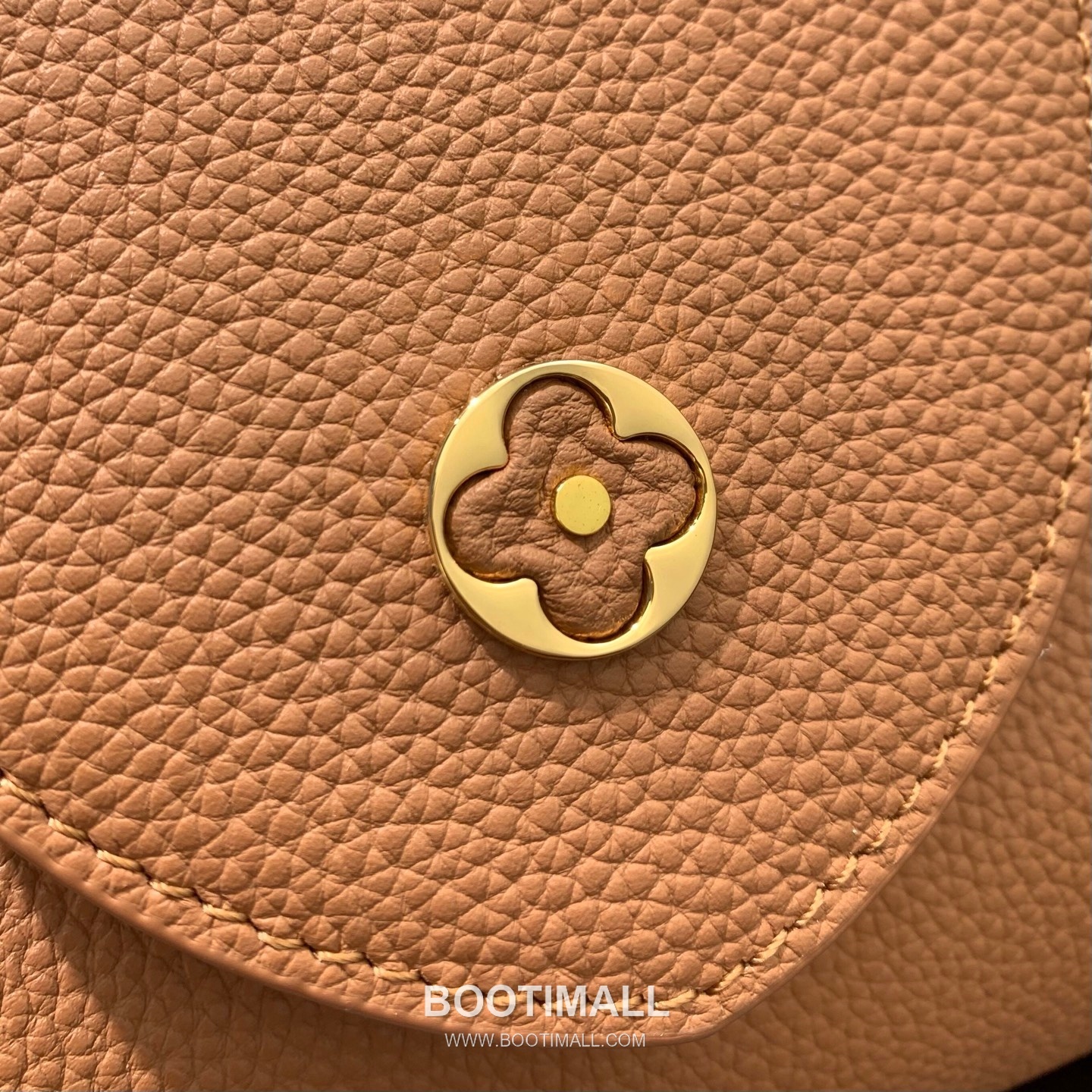 루이비통 카퓌신 라지 타우릴론 풀그레인 레더 V로고 플랩 그레이 토트백 Louis Vuitton Capucines Large Taurillon Full Grain Leather V Logo Flap Grey Tote Bag M26259 37.5cm 13