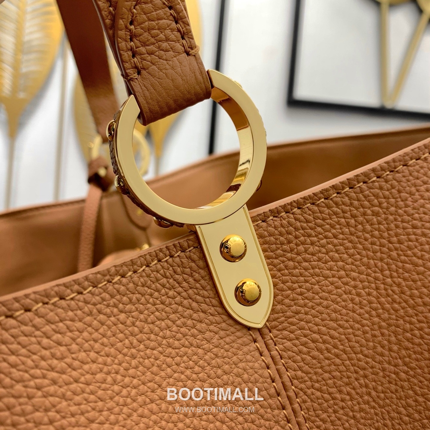 루이비통 카퓌신 라지 타우릴론 풀그레인 레더 V로고 플랩 그레이 토트백 Louis Vuitton Capucines Large Taurillon Full Grain Leather V Logo Flap Grey Tote Bag M26259 37.5cm 14