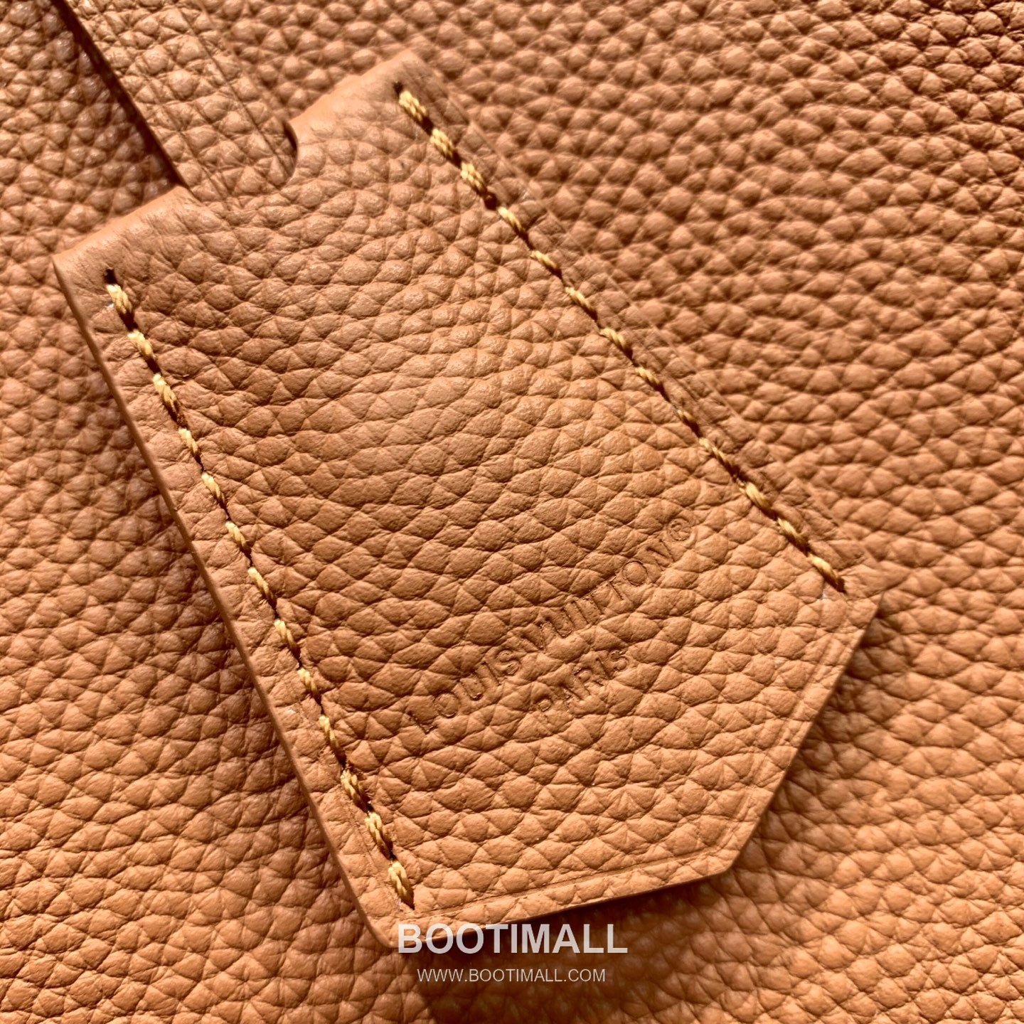 루이비통 카퓌신 라지 타우릴론 풀그레인 레더 V로고 플랩 그레이 토트백 Louis Vuitton Capucines Large Taurillon Full Grain Leather V Logo Flap Grey Tote Bag M26259 37.5cm 15