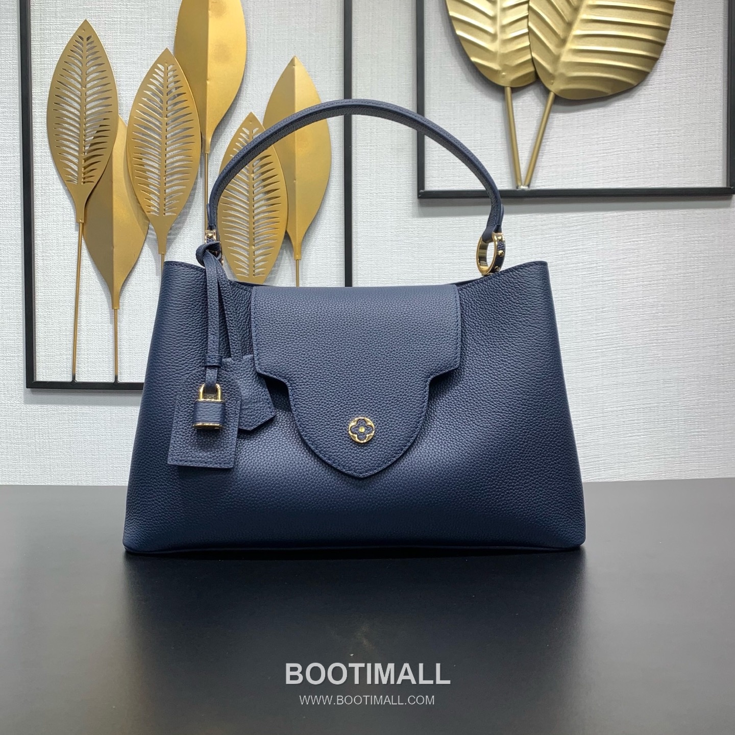 루이비통 카퓌신 라지 타우릴론 풀그레인 레더 V로고 플랩 그레이 토트백 Louis Vuitton Capucines Large Taurillon Full Grain Leather V Logo Flap Grey Tote Bag M26259 37.5cm 1