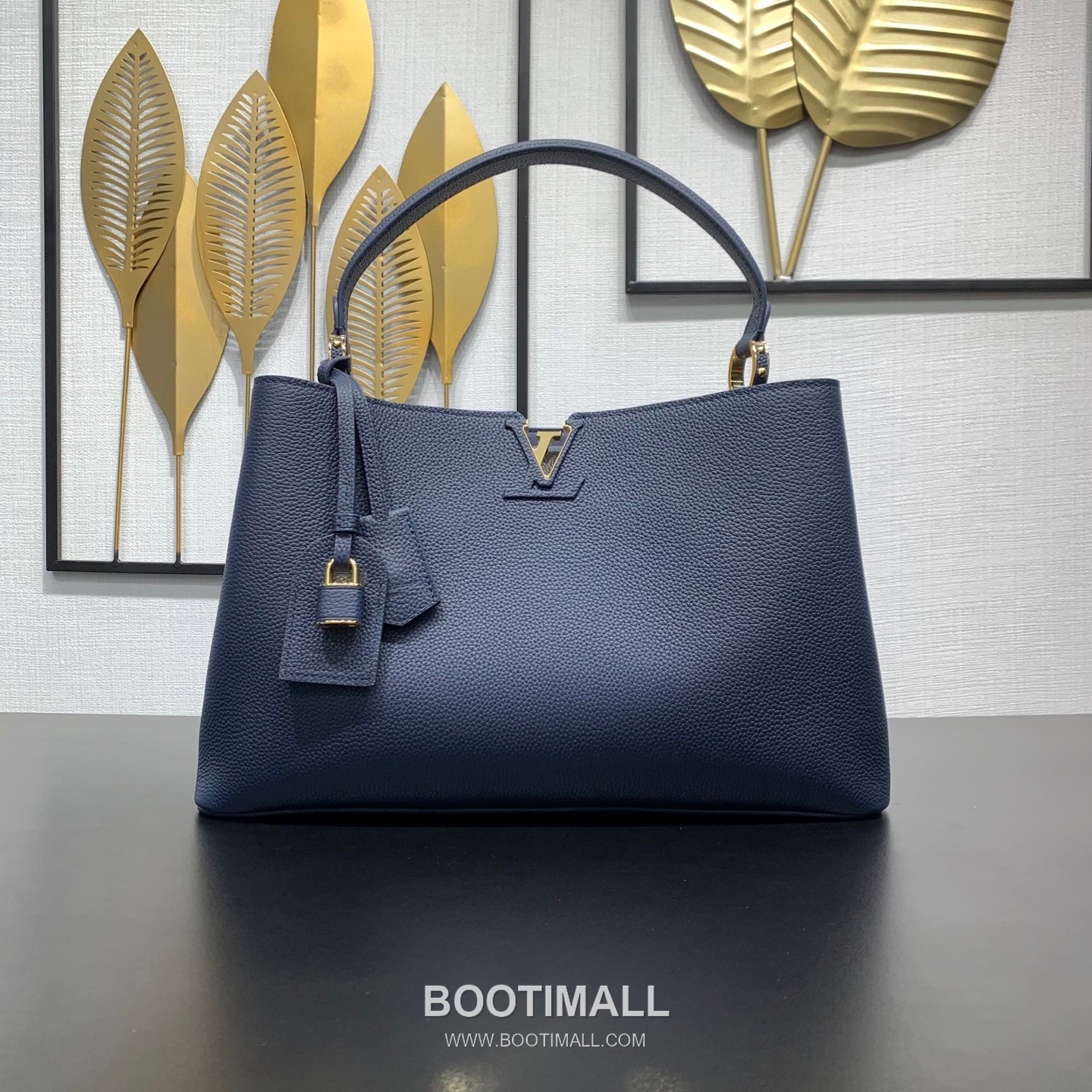 루이비통 카퓌신 라지 타우릴론 풀그레인 레더 V로고 플랩 그레이 토트백 Louis Vuitton Capucines Large Taurillon Full Grain Leather V Logo Flap Grey Tote Bag M26259 37.5cm 2