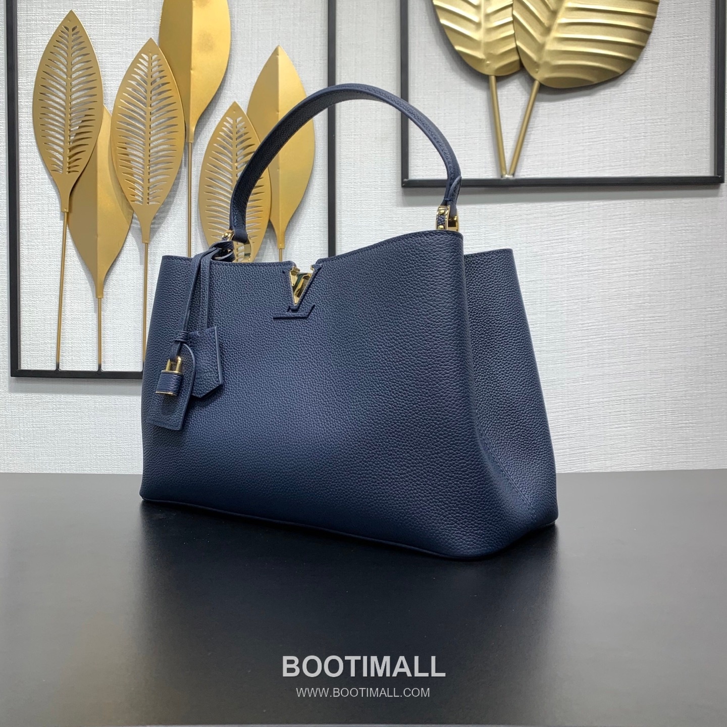 루이비통 카퓌신 라지 타우릴론 풀그레인 레더 V로고 플랩 그레이 토트백 Louis Vuitton Capucines Large Taurillon Full Grain Leather V Logo Flap Grey Tote Bag M26259 37.5cm 3