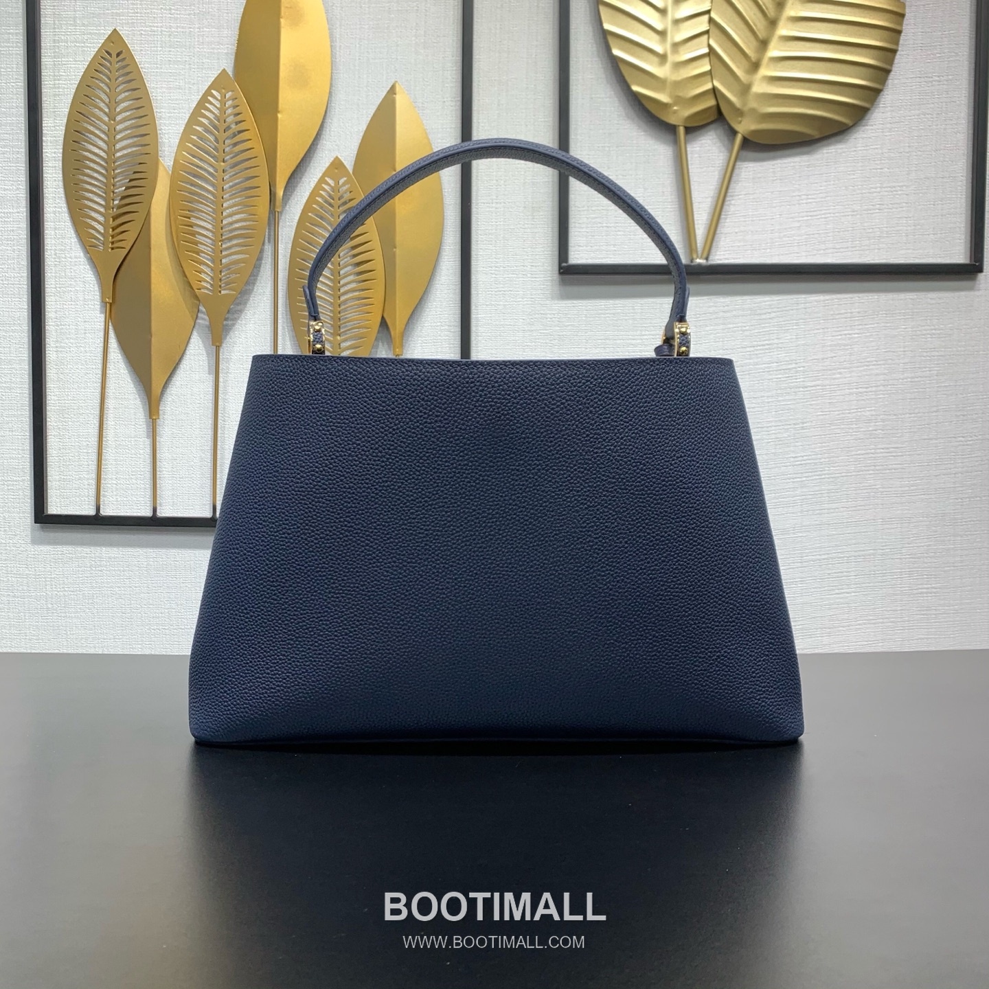 루이비통 카퓌신 라지 타우릴론 풀그레인 레더 V로고 플랩 그레이 토트백 Louis Vuitton Capucines Large Taurillon Full Grain Leather V Logo Flap Grey Tote Bag M26259 37.5cm 4