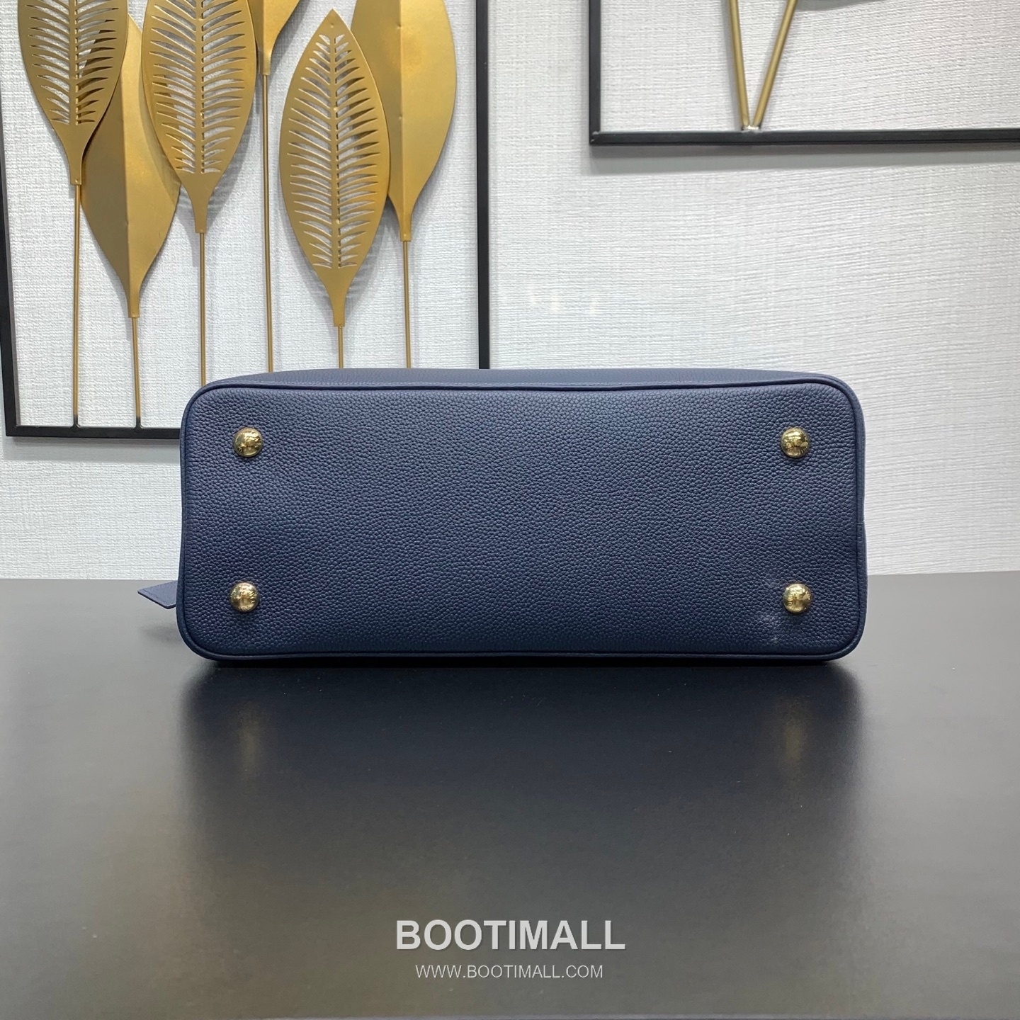 루이비통 카퓌신 라지 타우릴론 풀그레인 레더 V로고 플랩 그레이 토트백 Louis Vuitton Capucines Large Taurillon Full Grain Leather V Logo Flap Grey Tote Bag M26259 37.5cm 5