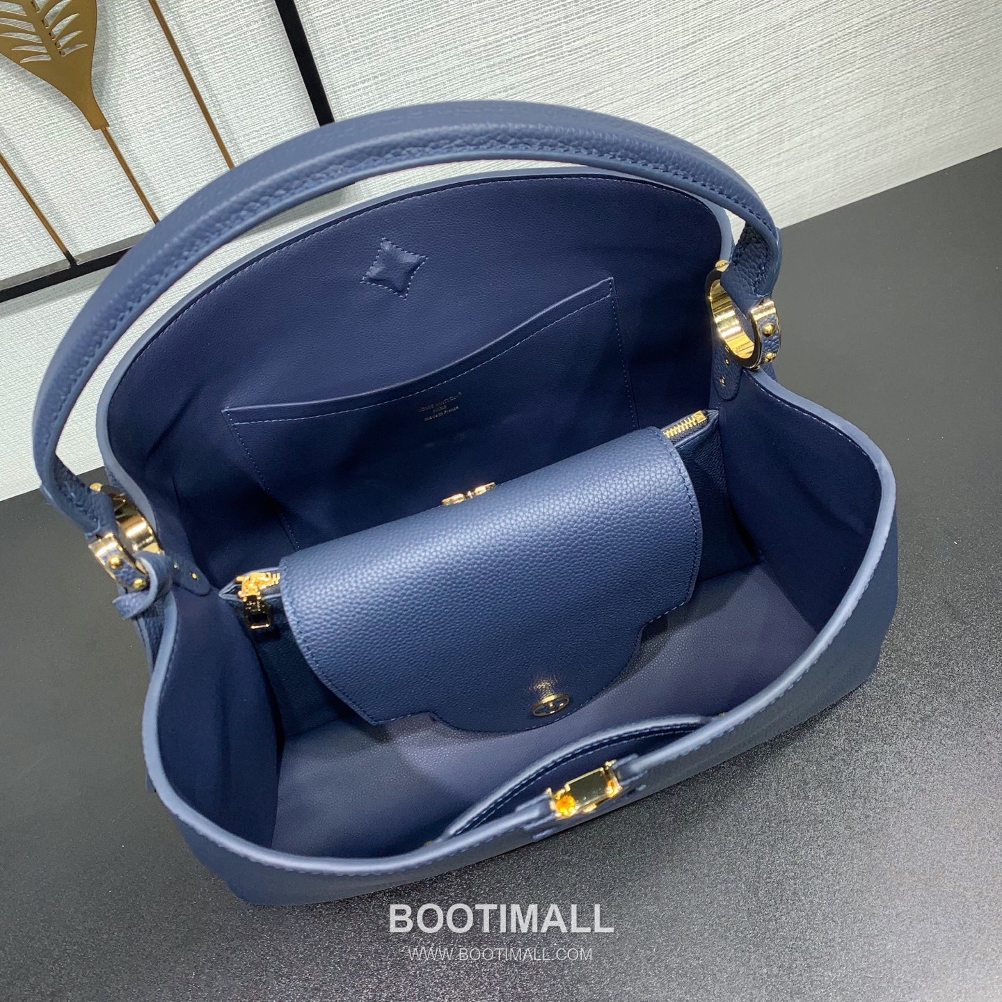 루이비통 카퓌신 라지 타우릴론 풀그레인 레더 V로고 플랩 그레이 토트백 Louis Vuitton Capucines Large Taurillon Full Grain Leather V Logo Flap Grey Tote Bag M26259 37.5cm 6