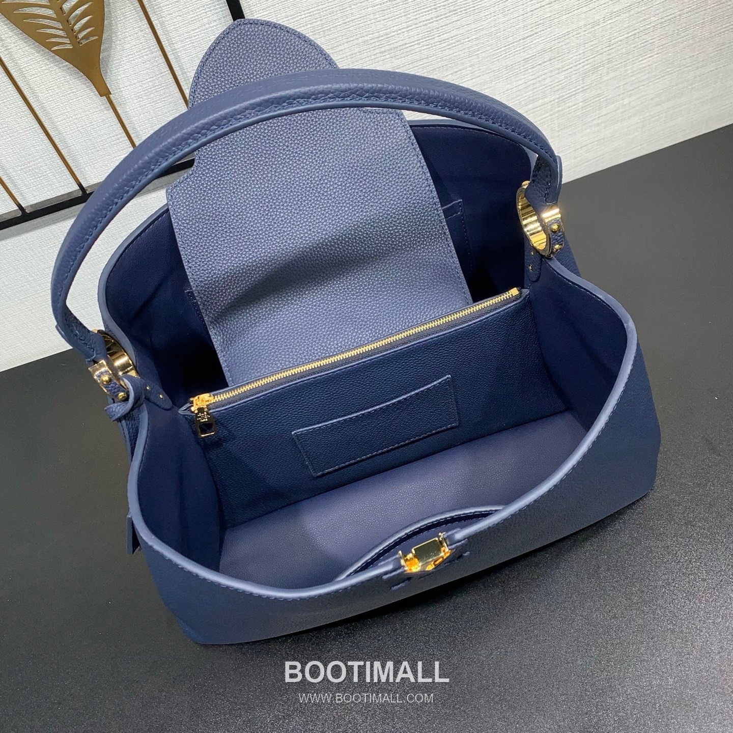 루이비통 카퓌신 라지 타우릴론 풀그레인 레더 V로고 플랩 그레이 토트백 Louis Vuitton Capucines Large Taurillon Full Grain Leather V Logo Flap Grey Tote Bag M26259 37.5cm 7