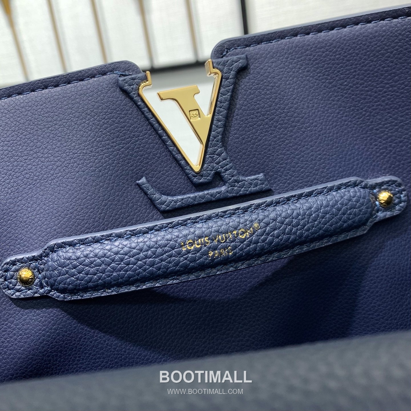 루이비통 카퓌신 라지 타우릴론 풀그레인 레더 V로고 플랩 그레이 토트백 Louis Vuitton Capucines Large Taurillon Full Grain Leather V Logo Flap Grey Tote Bag M26259 37.5cm 9