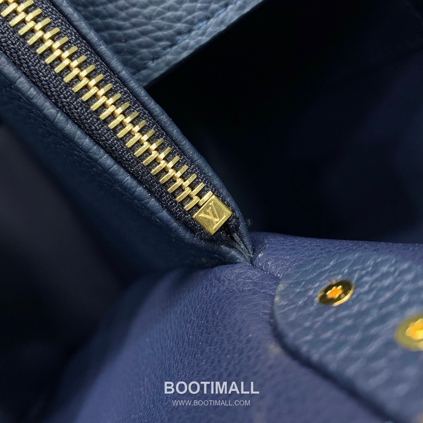 루이비통 카퓌신 라지 타우릴론 풀그레인 레더 V로고 플랩 그레이 토트백 Louis Vuitton Capucines Large Taurillon Full Grain Leather V Logo Flap Grey Tote Bag M26259 37.5cm 10