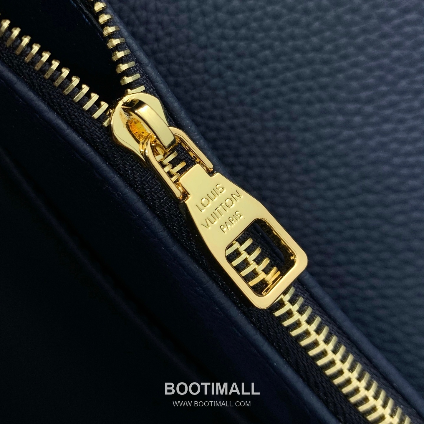 루이비통 카퓌신 라지 타우릴론 풀그레인 레더 V로고 플랩 그레이 토트백 Louis Vuitton Capucines Large Taurillon Full Grain Leather V Logo Flap Grey Tote Bag M26259 37.5cm 11