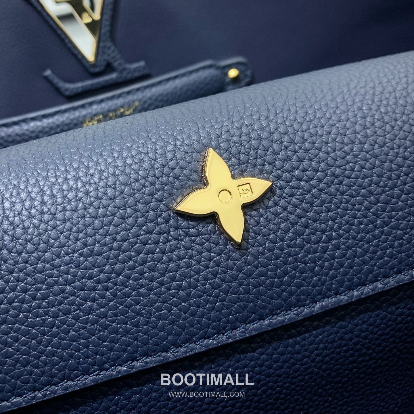 루이비통 카퓌신 라지 타우릴론 풀그레인 레더 V로고 플랩 그레이 토트백 Louis Vuitton Capucines Large Taurillon Full Grain Leather V Logo Flap Grey Tote Bag M26259 37.5cm 12