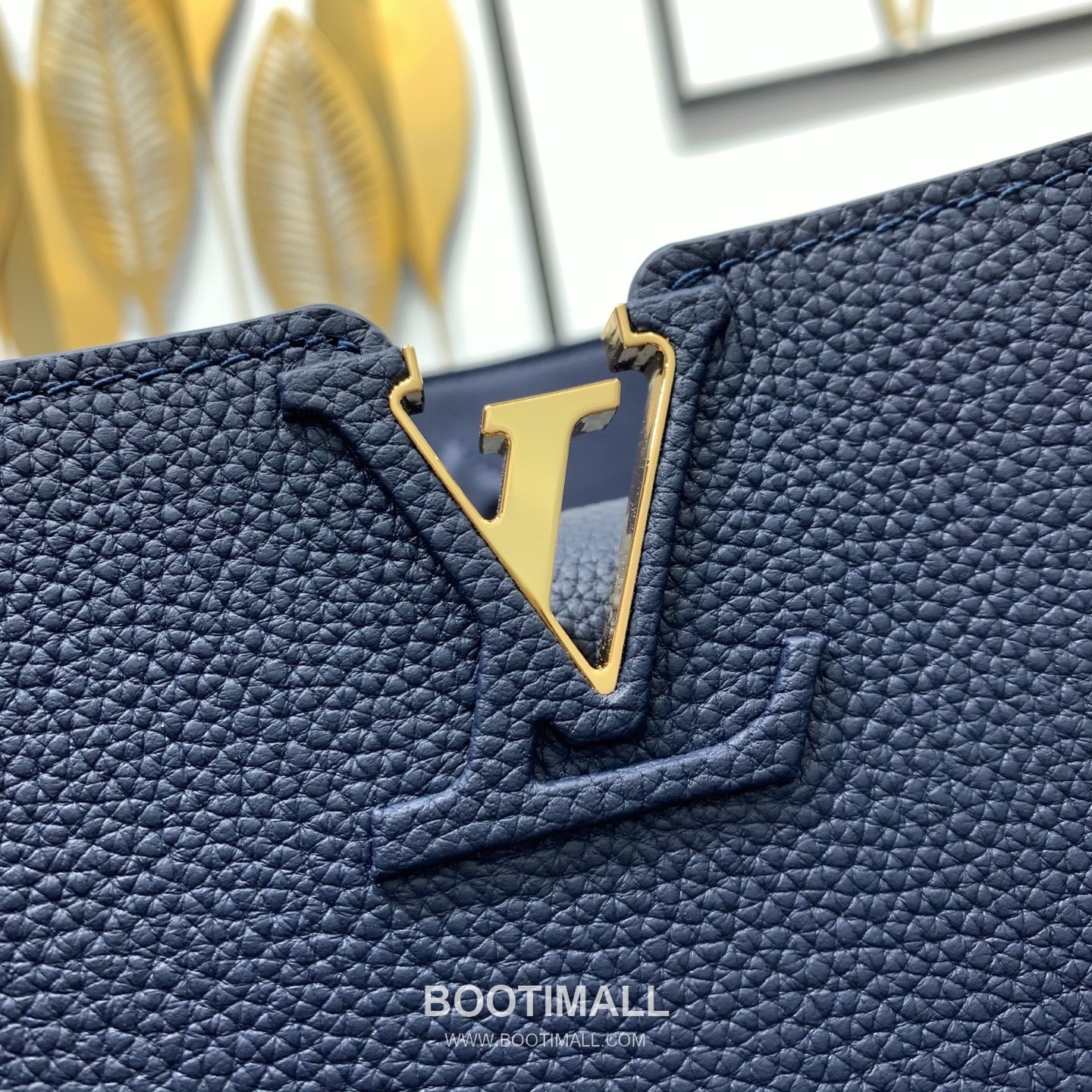 루이비통 카퓌신 라지 타우릴론 풀그레인 레더 V로고 플랩 그레이 토트백 Louis Vuitton Capucines Large Taurillon Full Grain Leather V Logo Flap Grey Tote Bag M26259 37.5cm 13