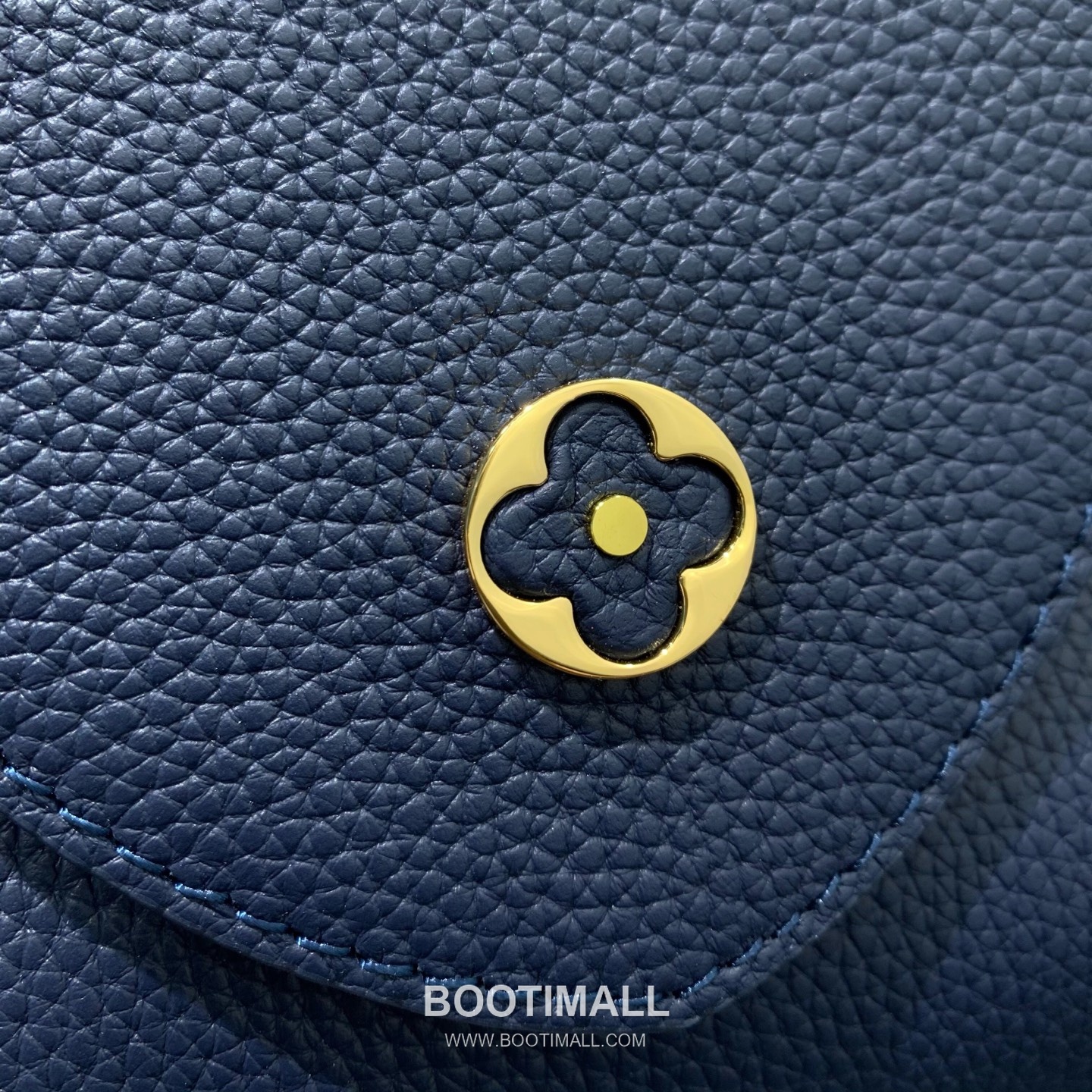 루이비통 카퓌신 라지 타우릴론 풀그레인 레더 V로고 플랩 그레이 토트백 Louis Vuitton Capucines Large Taurillon Full Grain Leather V Logo Flap Grey Tote Bag M26259 37.5cm 14