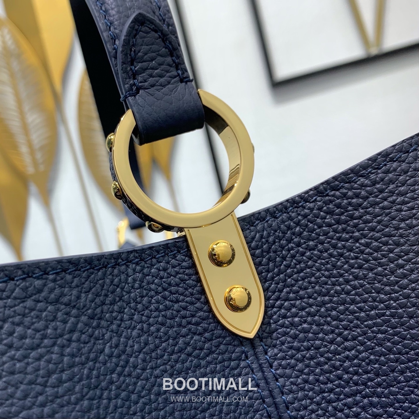 루이비통 카퓌신 라지 타우릴론 풀그레인 레더 V로고 플랩 그레이 토트백 Louis Vuitton Capucines Large Taurillon Full Grain Leather V Logo Flap Grey Tote Bag M26259 37.5cm 15