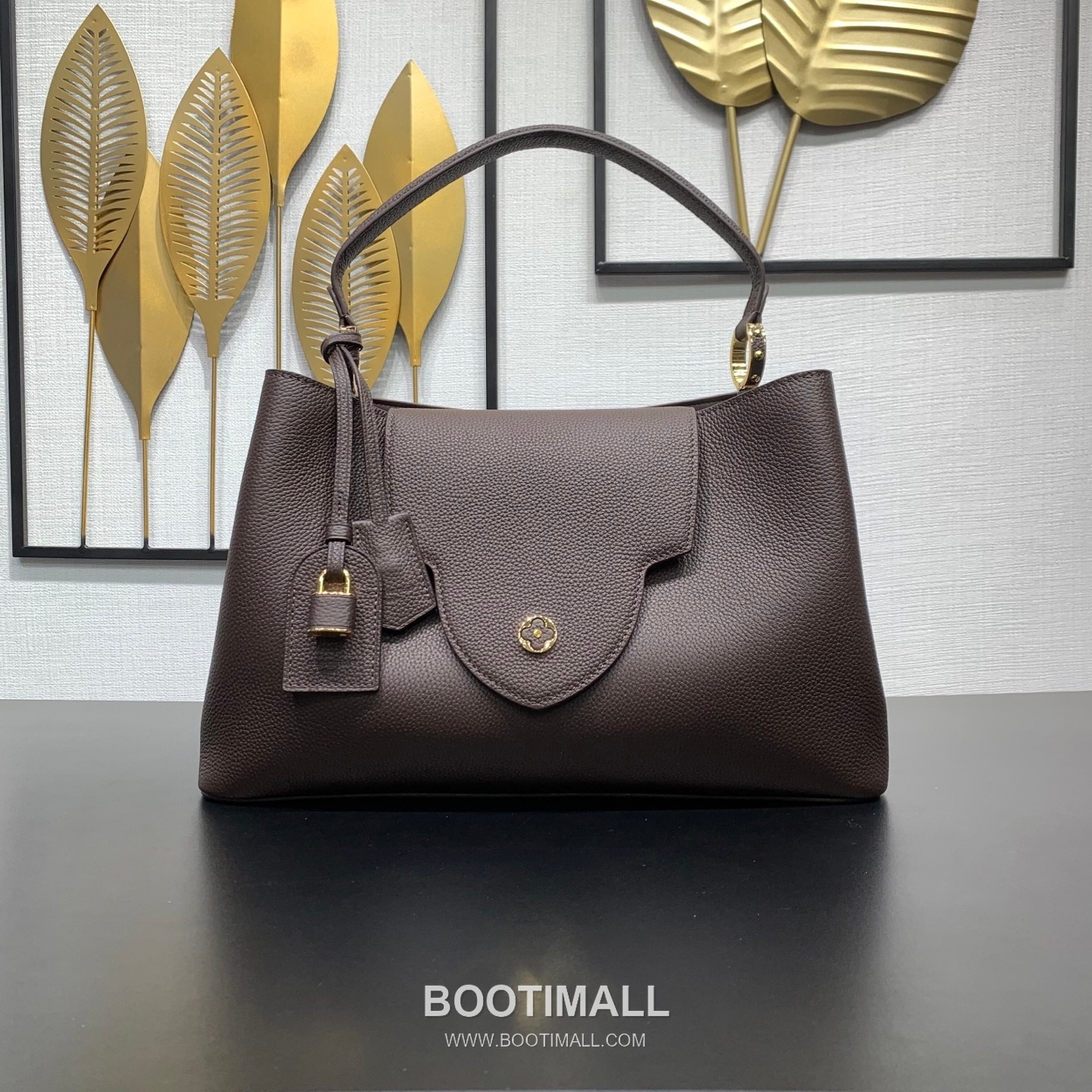 루이비통 카퓌신 라지 타우릴론 풀그레인 레더 V로고 플랩 그레이 토트백 Louis Vuitton Capucines Large Taurillon Full Grain Leather V Logo Flap Grey Tote Bag M26259 37.5cm 1