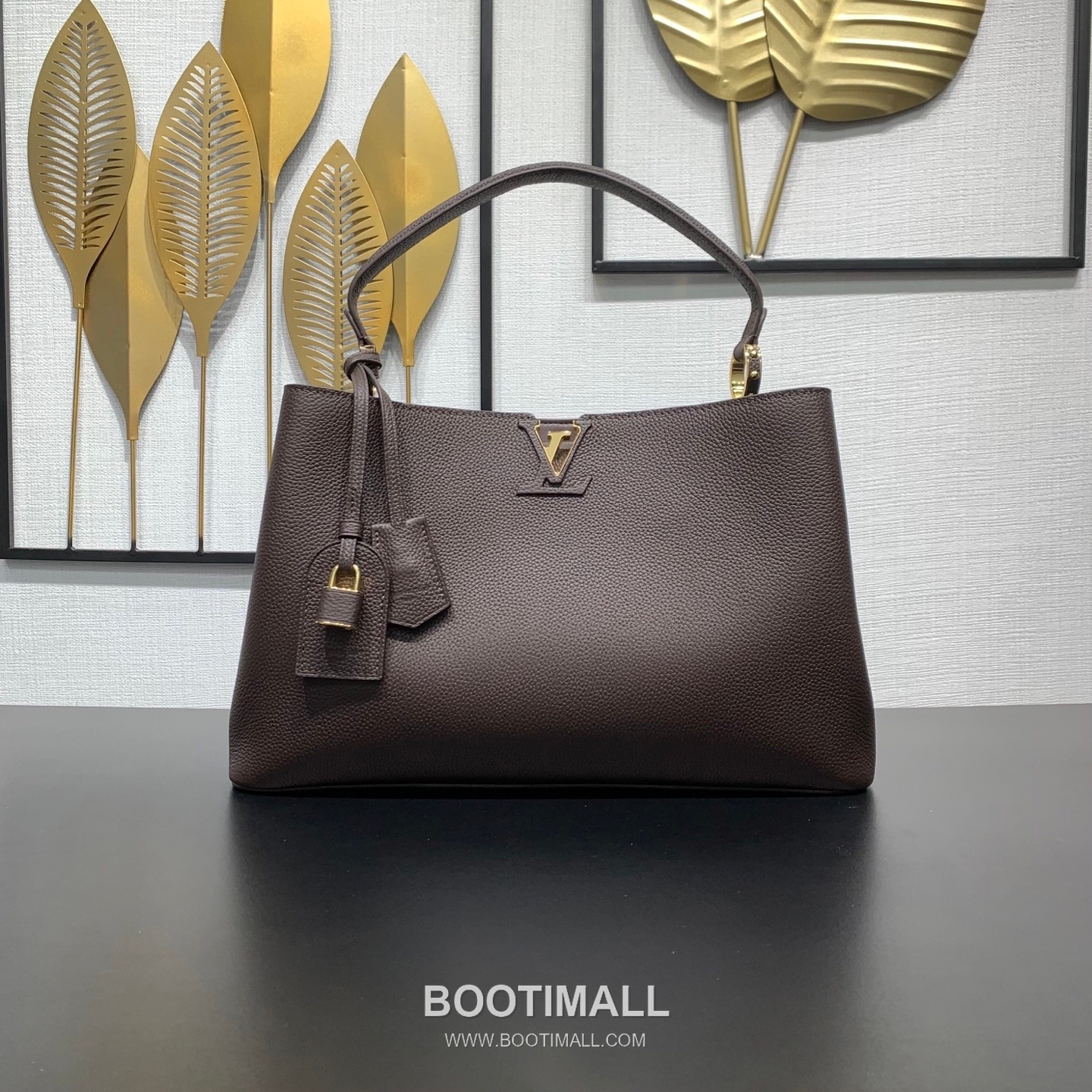 루이비통 카퓌신 라지 타우릴론 풀그레인 레더 V로고 플랩 그레이 토트백 Louis Vuitton Capucines Large Taurillon Full Grain Leather V Logo Flap Grey Tote Bag M26259 37.5cm 2