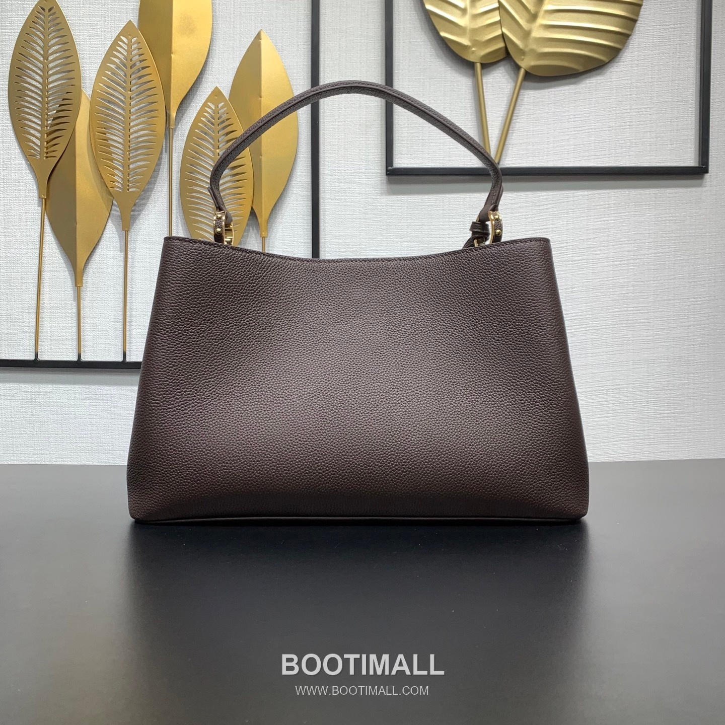 루이비통 카퓌신 라지 타우릴론 풀그레인 레더 V로고 플랩 그레이 토트백 Louis Vuitton Capucines Large Taurillon Full Grain Leather V Logo Flap Grey Tote Bag M26259 37.5cm 3