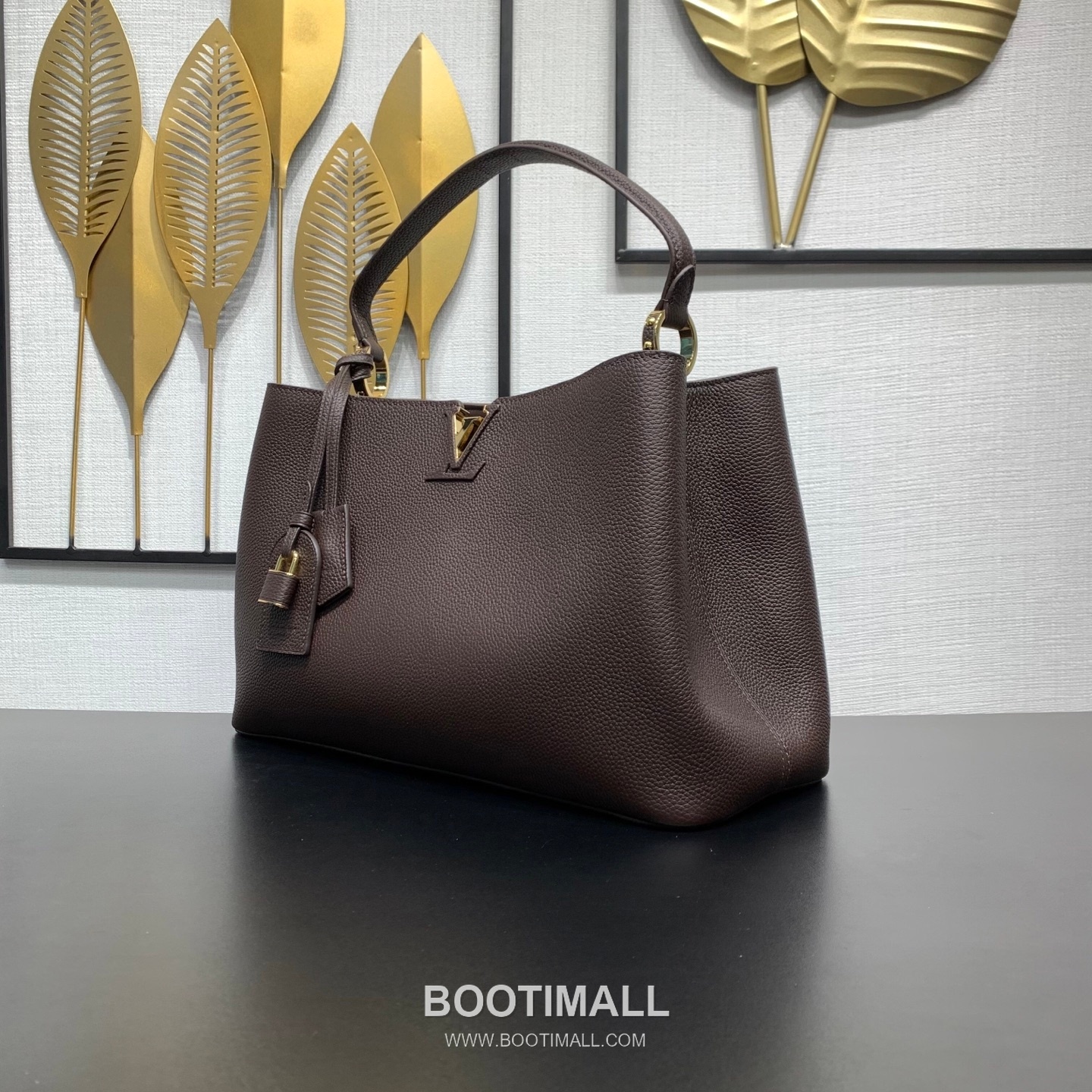 루이비통 카퓌신 라지 타우릴론 풀그레인 레더 V로고 플랩 그레이 토트백 Louis Vuitton Capucines Large Taurillon Full Grain Leather V Logo Flap Grey Tote Bag M26259 37.5cm 4