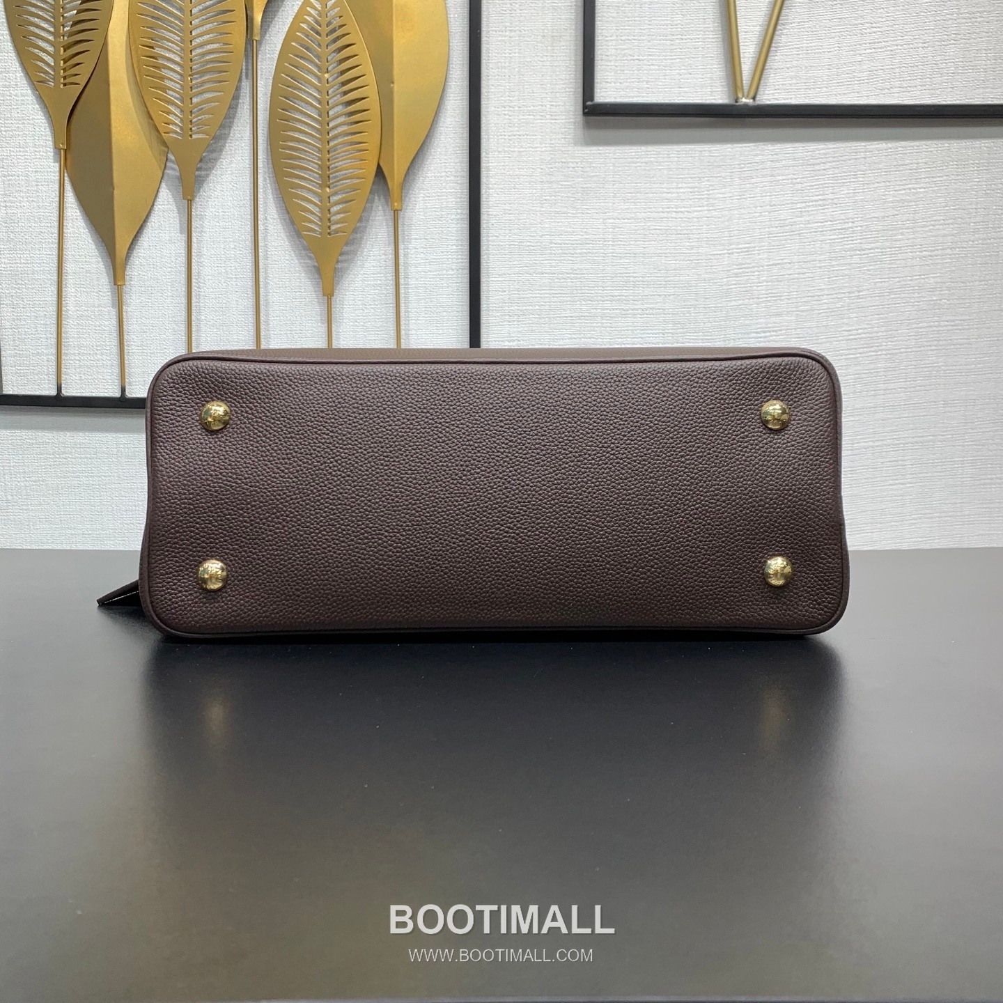 루이비통 카퓌신 라지 타우릴론 풀그레인 레더 V로고 플랩 그레이 토트백 Louis Vuitton Capucines Large Taurillon Full Grain Leather V Logo Flap Grey Tote Bag M26259 37.5cm 5