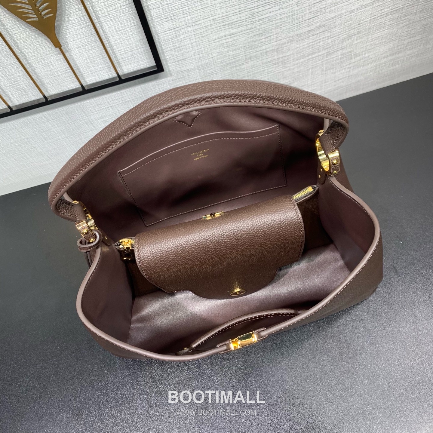 루이비통 카퓌신 라지 타우릴론 풀그레인 레더 V로고 플랩 그레이 토트백 Louis Vuitton Capucines Large Taurillon Full Grain Leather V Logo Flap Grey Tote Bag M26259 37.5cm 6