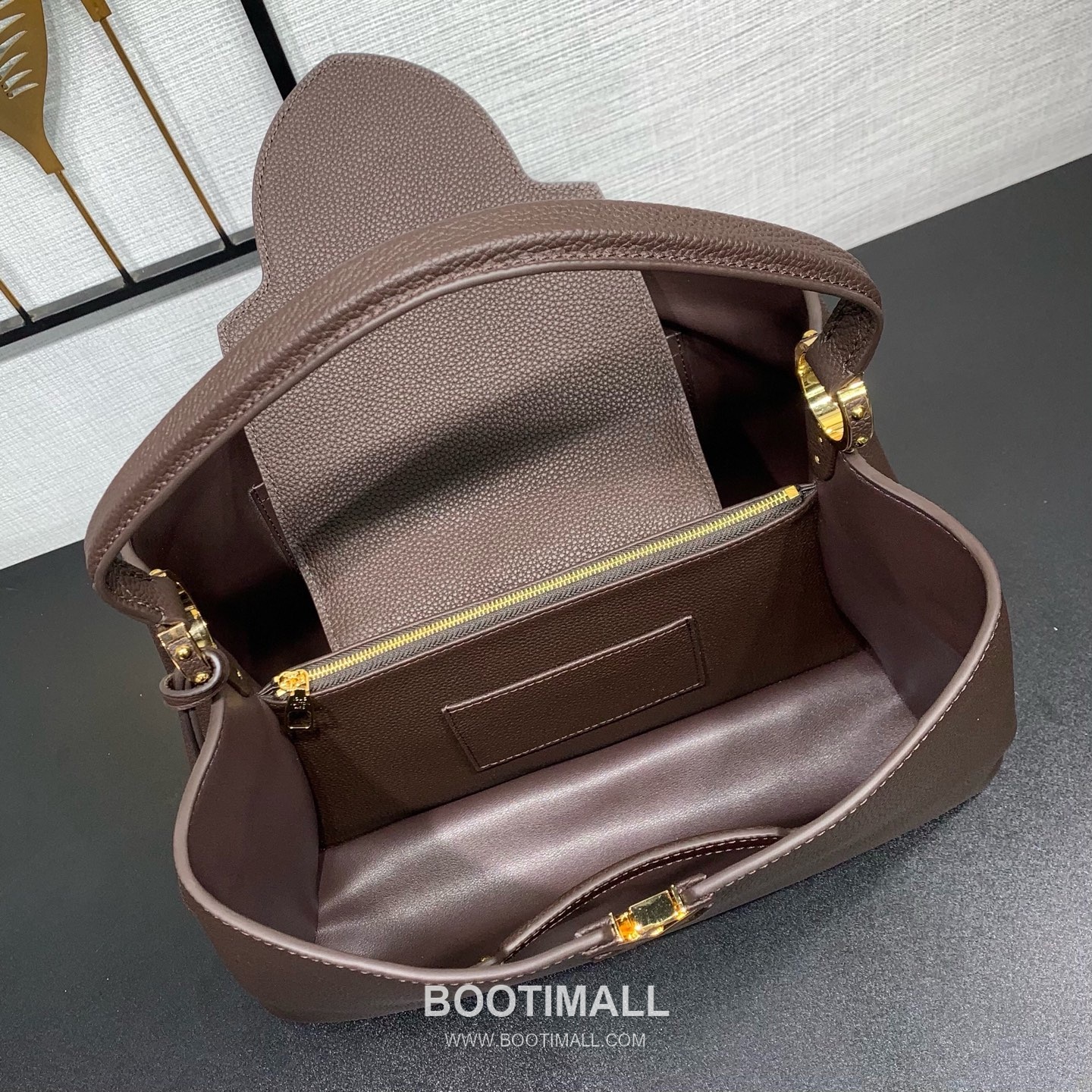 루이비통 카퓌신 라지 타우릴론 풀그레인 레더 V로고 플랩 그레이 토트백 Louis Vuitton Capucines Large Taurillon Full Grain Leather V Logo Flap Grey Tote Bag M26259 37.5cm 7