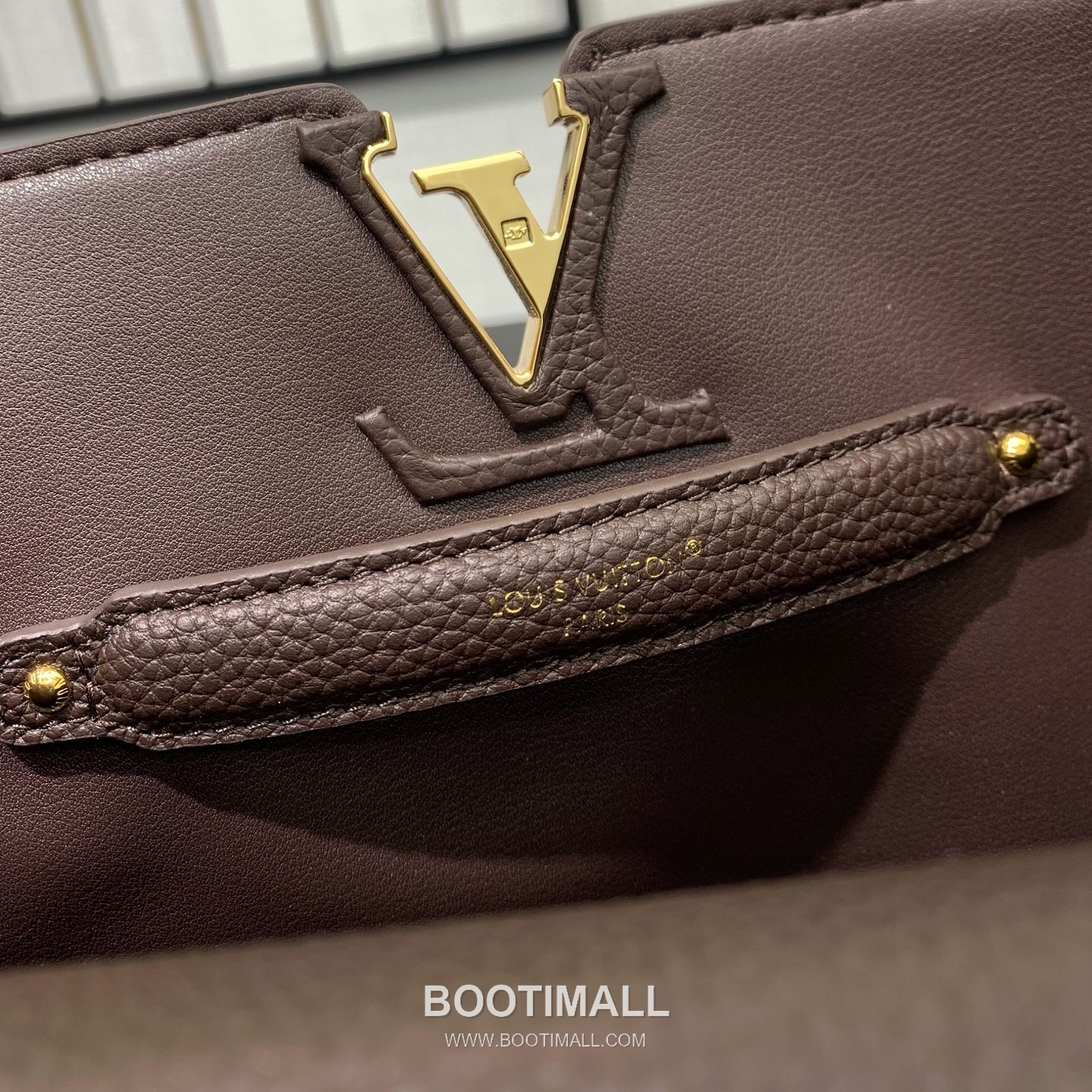 루이비통 카퓌신 라지 타우릴론 풀그레인 레더 V로고 플랩 그레이 토트백 Louis Vuitton Capucines Large Taurillon Full Grain Leather V Logo Flap Grey Tote Bag M26259 37.5cm 9