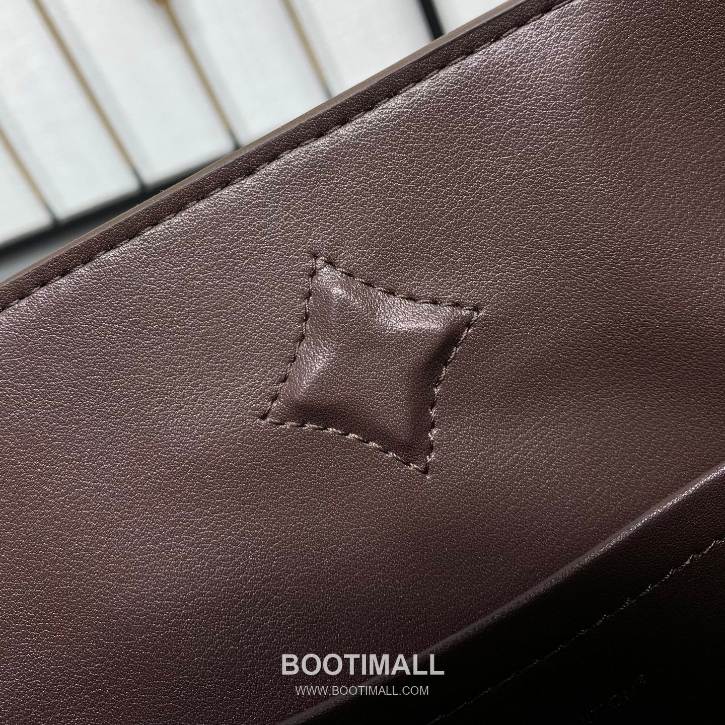 루이비통 카퓌신 라지 타우릴론 풀그레인 레더 V로고 플랩 그레이 토트백 Louis Vuitton Capucines Large Taurillon Full Grain Leather V Logo Flap Grey Tote Bag M26259 37.5cm 10