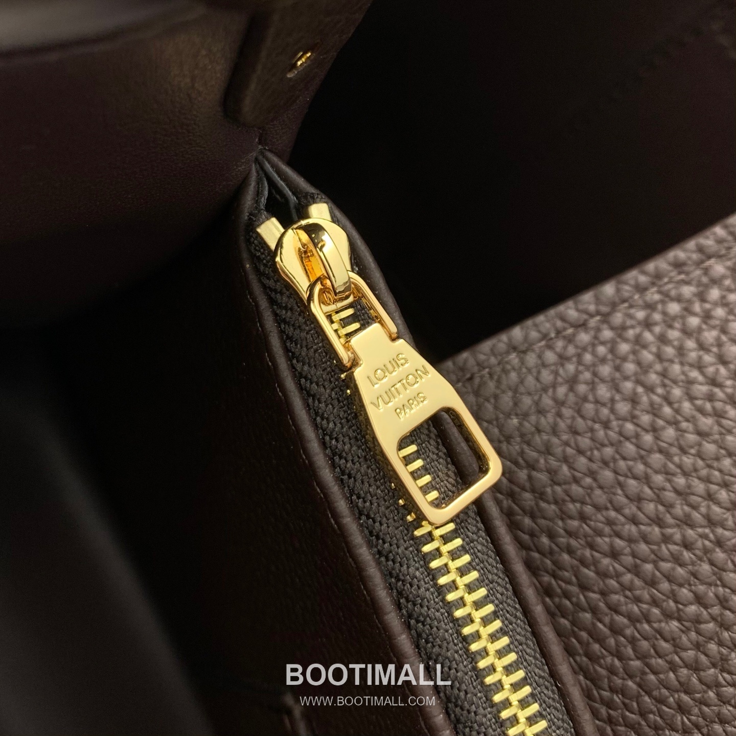 루이비통 카퓌신 라지 타우릴론 풀그레인 레더 V로고 플랩 그레이 토트백 Louis Vuitton Capucines Large Taurillon Full Grain Leather V Logo Flap Grey Tote Bag M26259 37.5cm 12