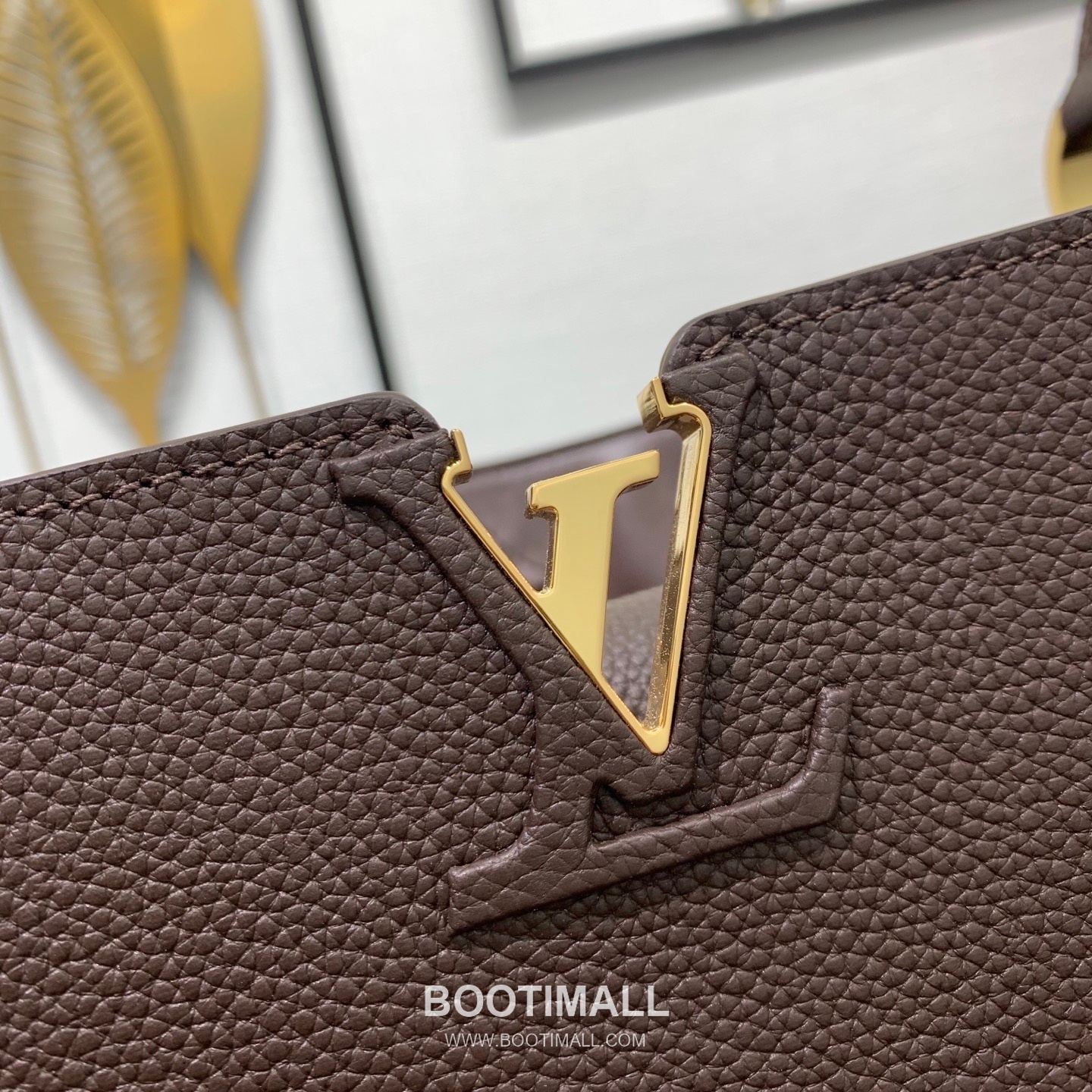 루이비통 카퓌신 라지 타우릴론 풀그레인 레더 V로고 플랩 그레이 토트백 Louis Vuitton Capucines Large Taurillon Full Grain Leather V Logo Flap Grey Tote Bag M26259 37.5cm 13
