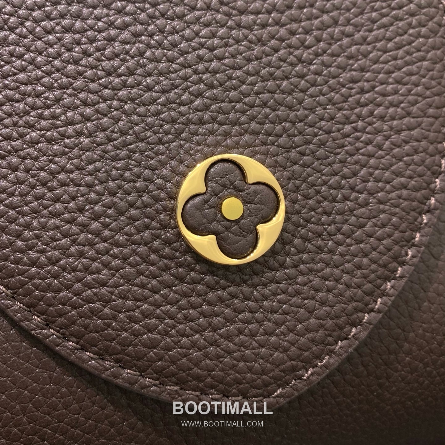 루이비통 카퓌신 라지 타우릴론 풀그레인 레더 V로고 플랩 그레이 토트백 Louis Vuitton Capucines Large Taurillon Full Grain Leather V Logo Flap Grey Tote Bag M26259 37.5cm 14