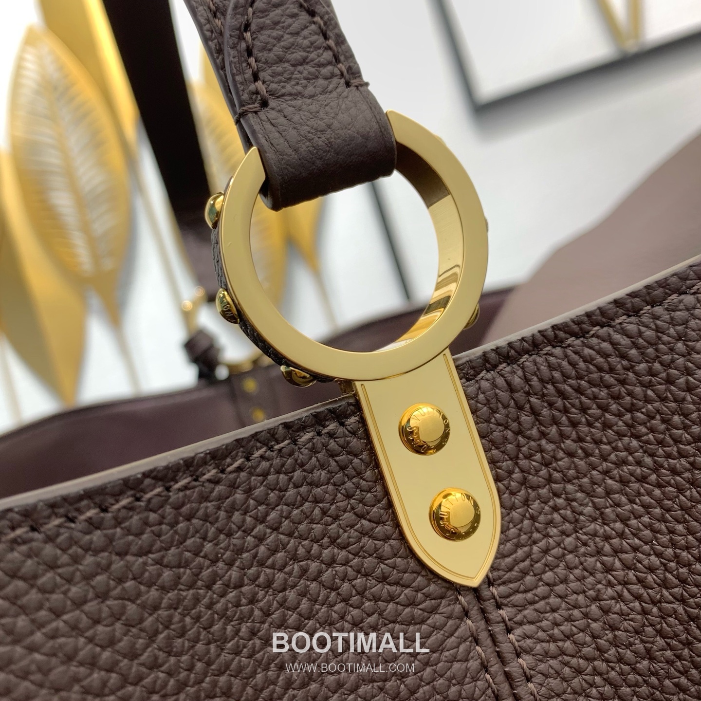 루이비통 카퓌신 라지 타우릴론 풀그레인 레더 V로고 플랩 그레이 토트백 Louis Vuitton Capucines Large Taurillon Full Grain Leather V Logo Flap Grey Tote Bag M26259 37.5cm 15