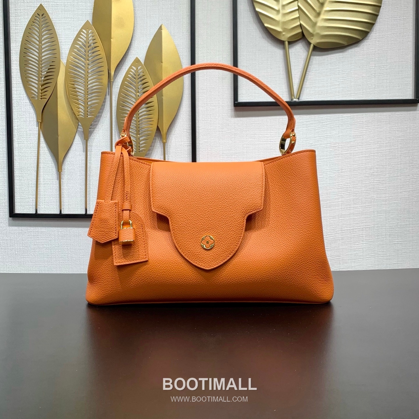 루이비통 카퓌신 라지 타우릴론 풀그레인 레더 V로고 플랩 그레이 토트백 Louis Vuitton Capucines Large Taurillon Full Grain Leather V Logo Flap Grey Tote Bag M26259 37.5cm 1