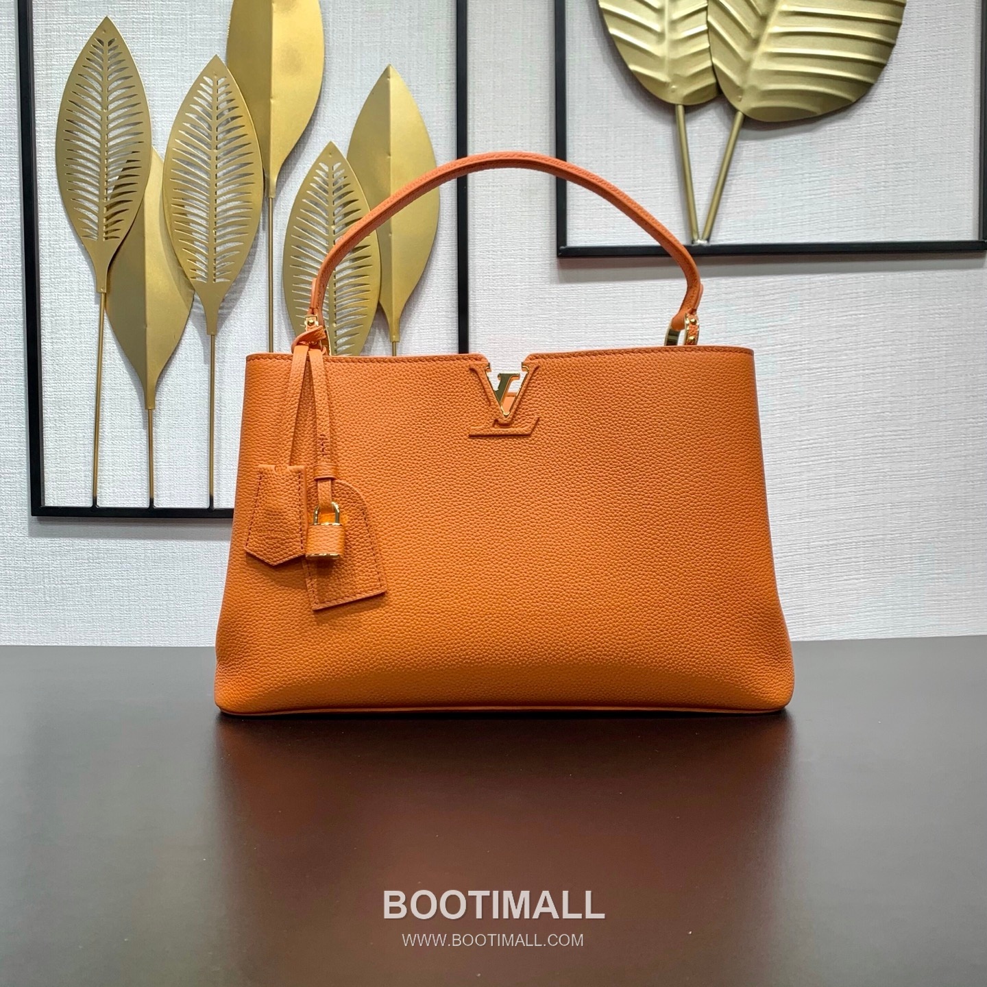 루이비통 카퓌신 라지 타우릴론 풀그레인 레더 V로고 플랩 그레이 토트백 Louis Vuitton Capucines Large Taurillon Full Grain Leather V Logo Flap Grey Tote Bag M26259 37.5cm 2