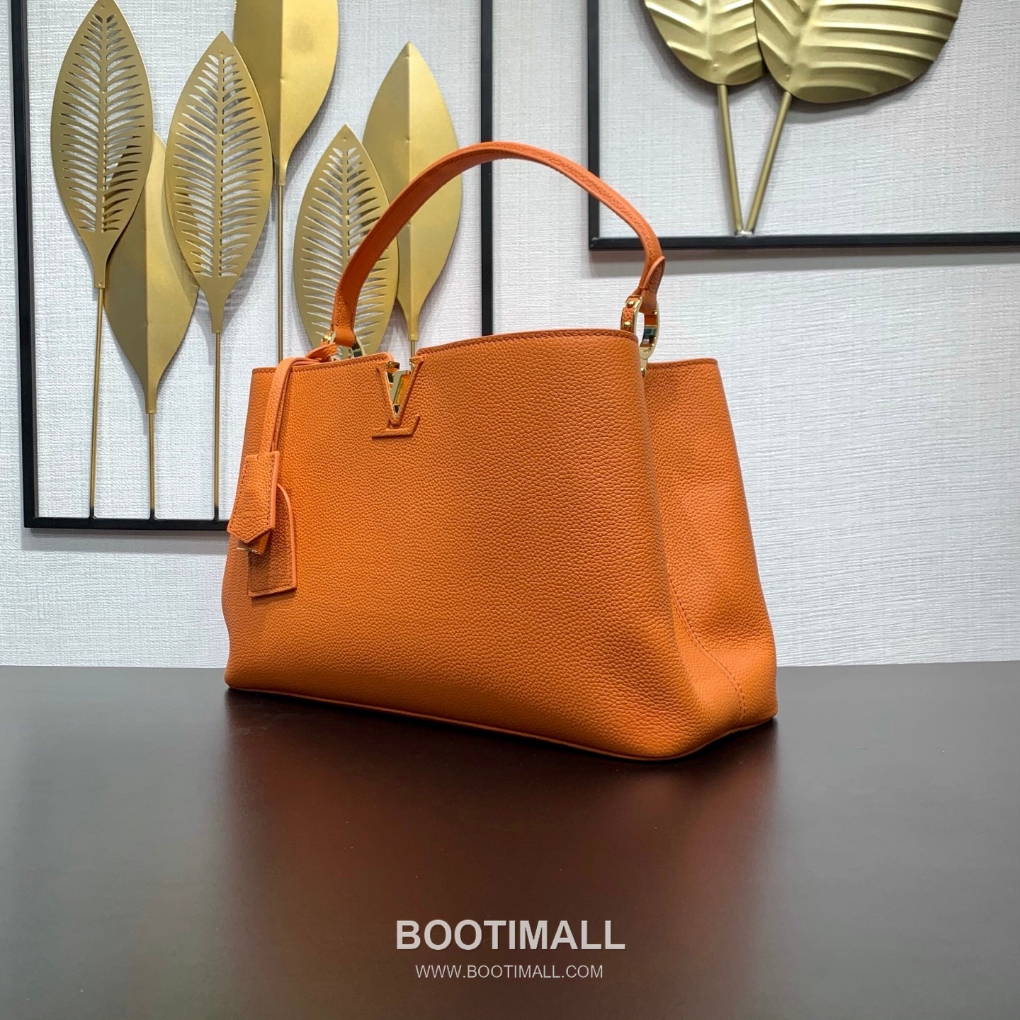 루이비통 카퓌신 라지 타우릴론 풀그레인 레더 V로고 플랩 그레이 토트백 Louis Vuitton Capucines Large Taurillon Full Grain Leather V Logo Flap Grey Tote Bag M26259 37.5cm 3