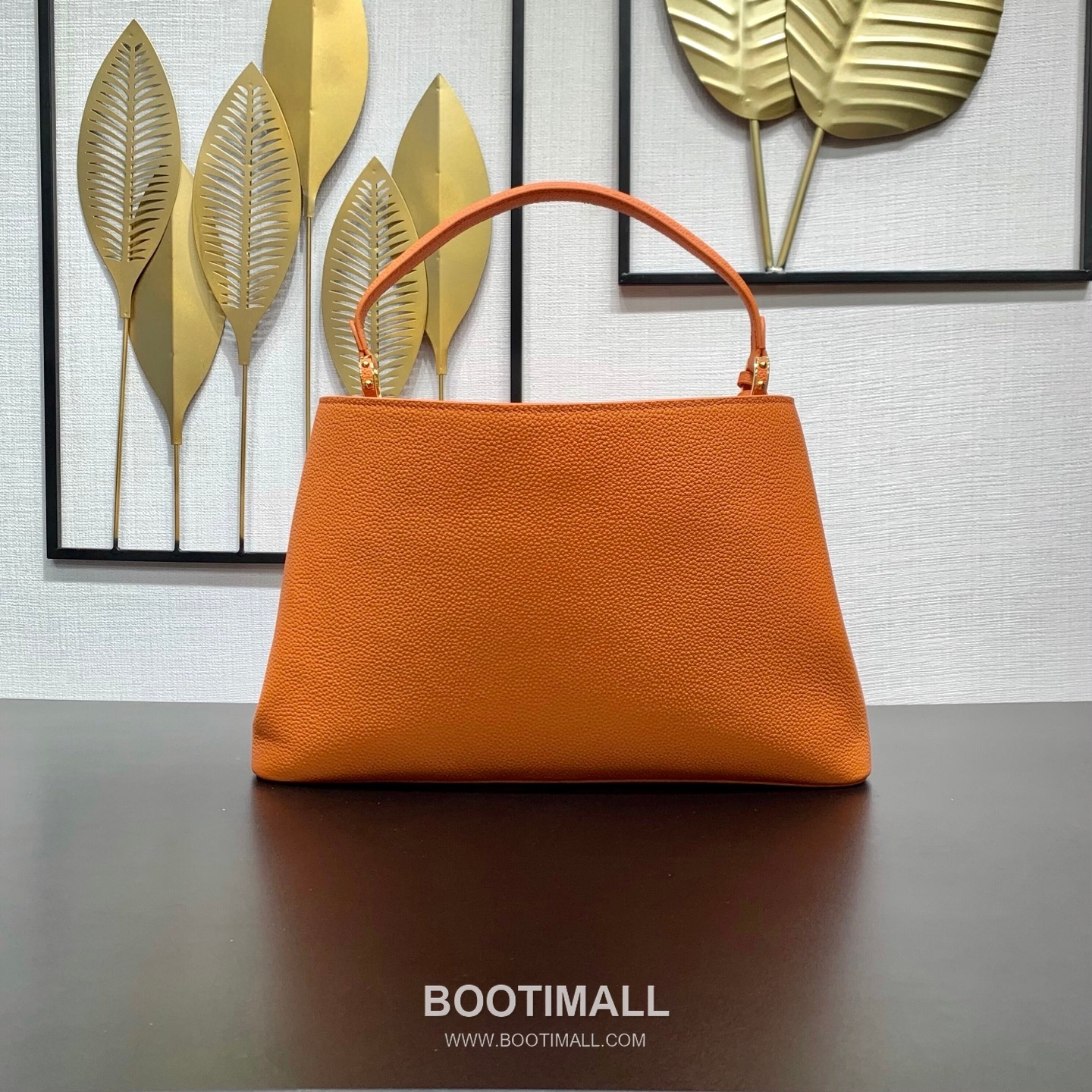 루이비통 카퓌신 라지 타우릴론 풀그레인 레더 V로고 플랩 그레이 토트백 Louis Vuitton Capucines Large Taurillon Full Grain Leather V Logo Flap Grey Tote Bag M26259 37.5cm 4