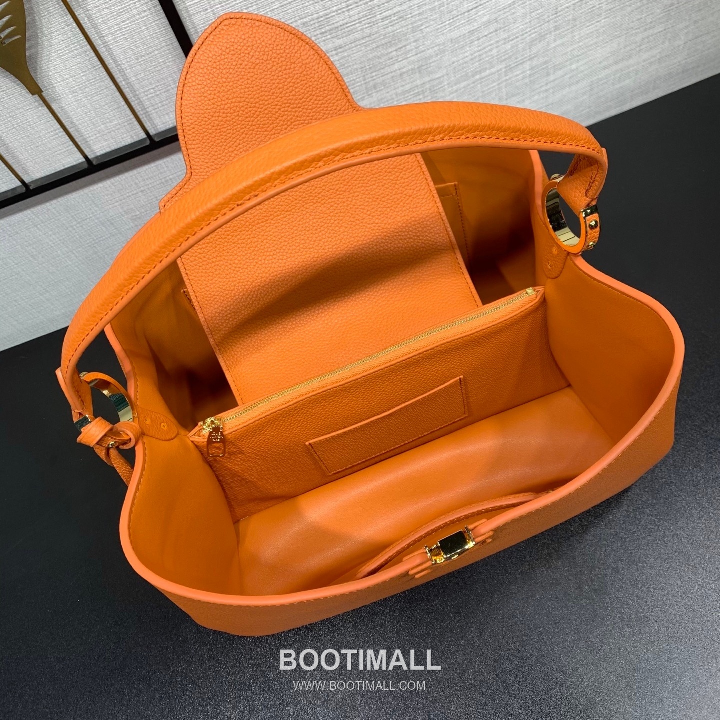 루이비통 카퓌신 라지 타우릴론 풀그레인 레더 V로고 플랩 그레이 토트백 Louis Vuitton Capucines Large Taurillon Full Grain Leather V Logo Flap Grey Tote Bag M26259 37.5cm 6