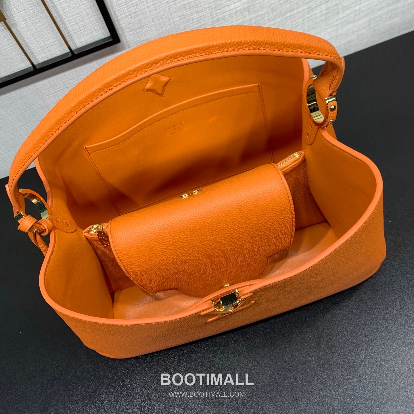 루이비통 카퓌신 라지 타우릴론 풀그레인 레더 V로고 플랩 그레이 토트백 Louis Vuitton Capucines Large Taurillon Full Grain Leather V Logo Flap Grey Tote Bag M26259 37.5cm 7