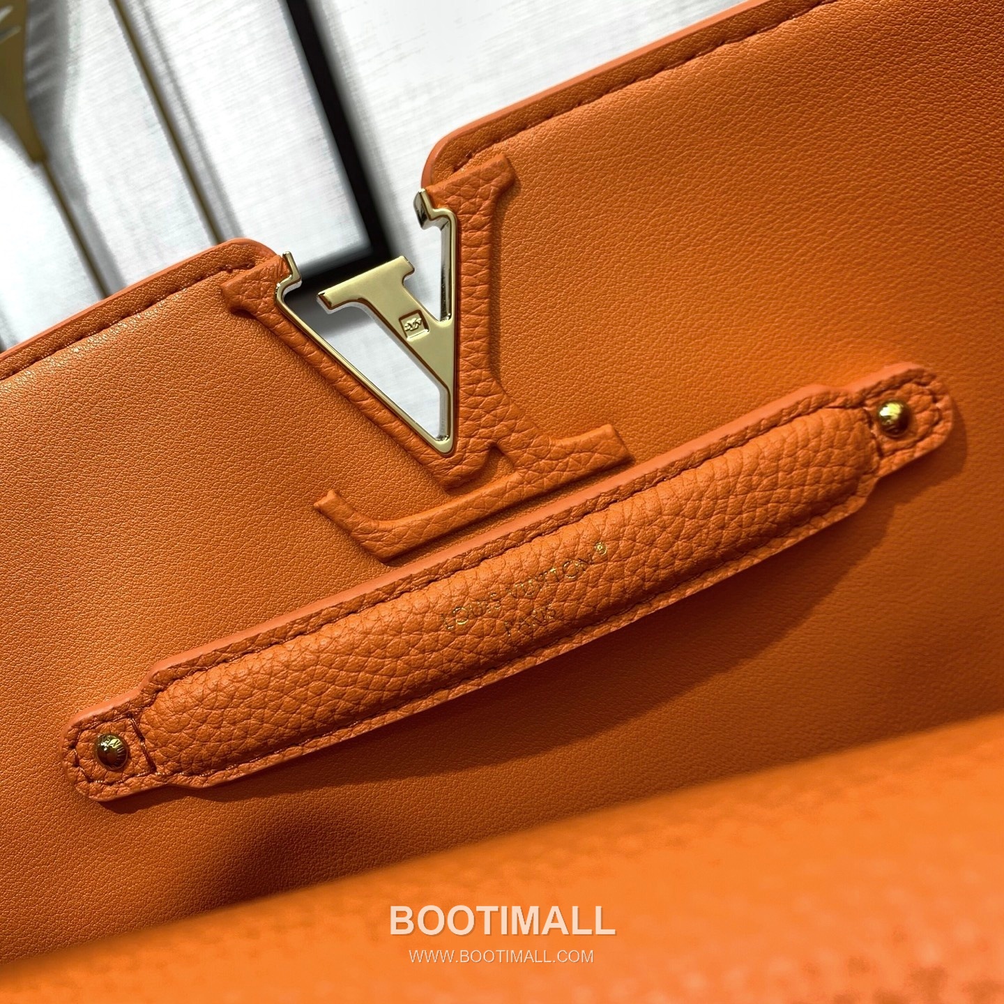 루이비통 카퓌신 라지 타우릴론 풀그레인 레더 V로고 플랩 그레이 토트백 Louis Vuitton Capucines Large Taurillon Full Grain Leather V Logo Flap Grey Tote Bag M26259 37.5cm 9