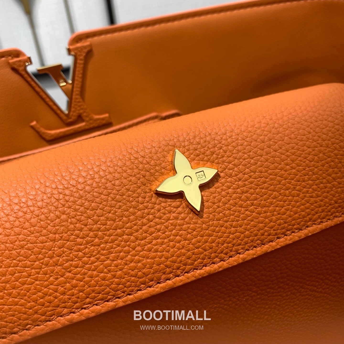 루이비통 카퓌신 라지 타우릴론 풀그레인 레더 V로고 플랩 그레이 토트백 Louis Vuitton Capucines Large Taurillon Full Grain Leather V Logo Flap Grey Tote Bag M26259 37.5cm 12